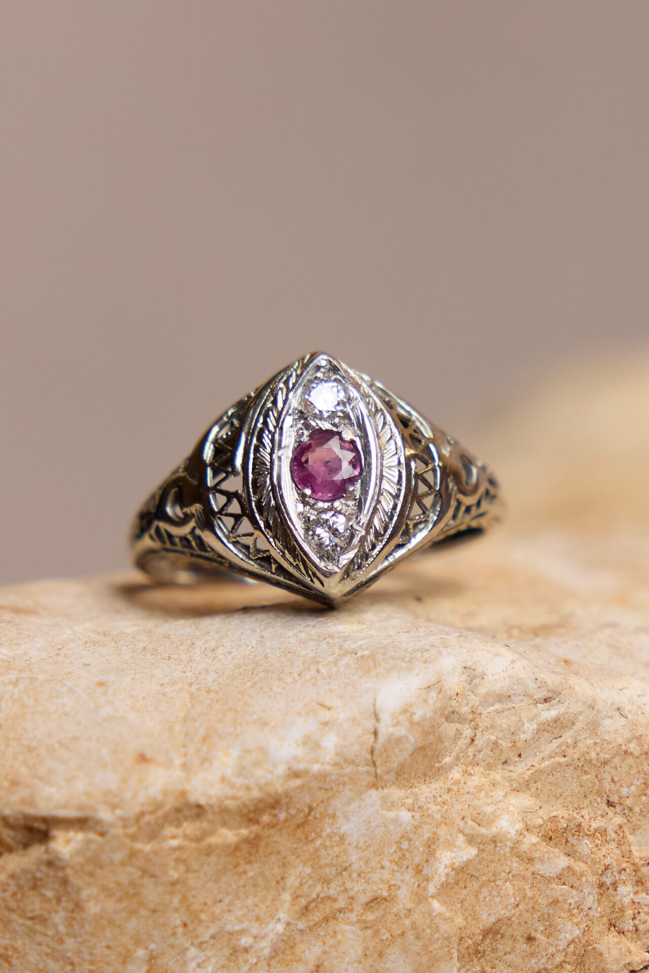 טבעת וינטאג׳ זהב לבן רובי ויהלומים עתיקא