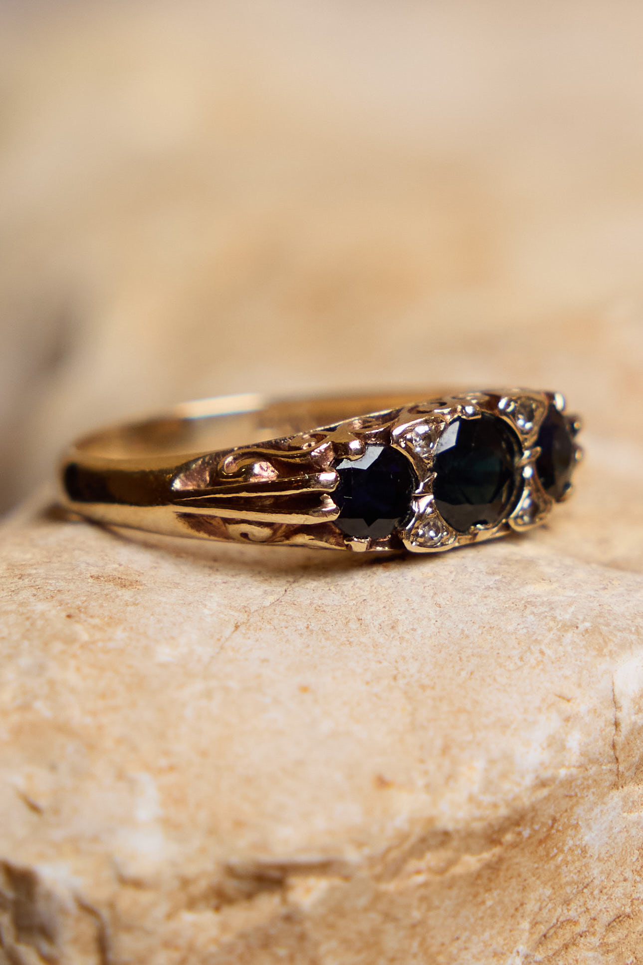 טבעת ספירים והילומים וינטאג׳ עתיקא