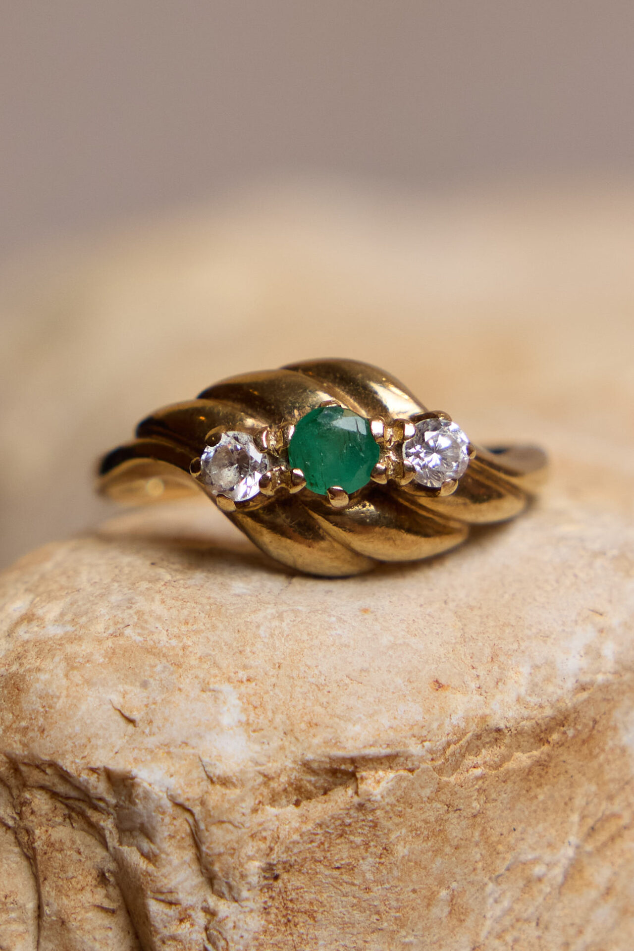 טבעת וינטג׳ זהב אמרלד וטופז לבן.
