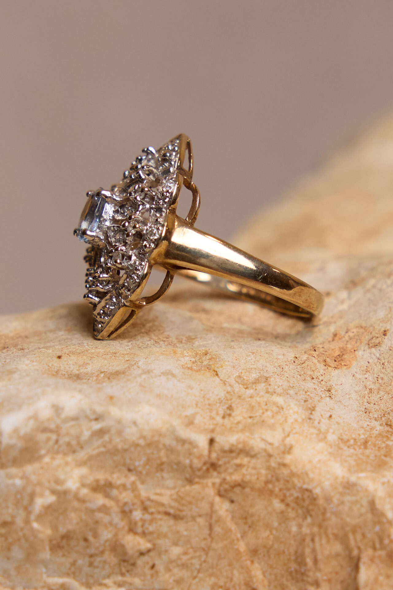 טבעת ספיר ויהלומים עתיקא פמוטים. זהב לבן