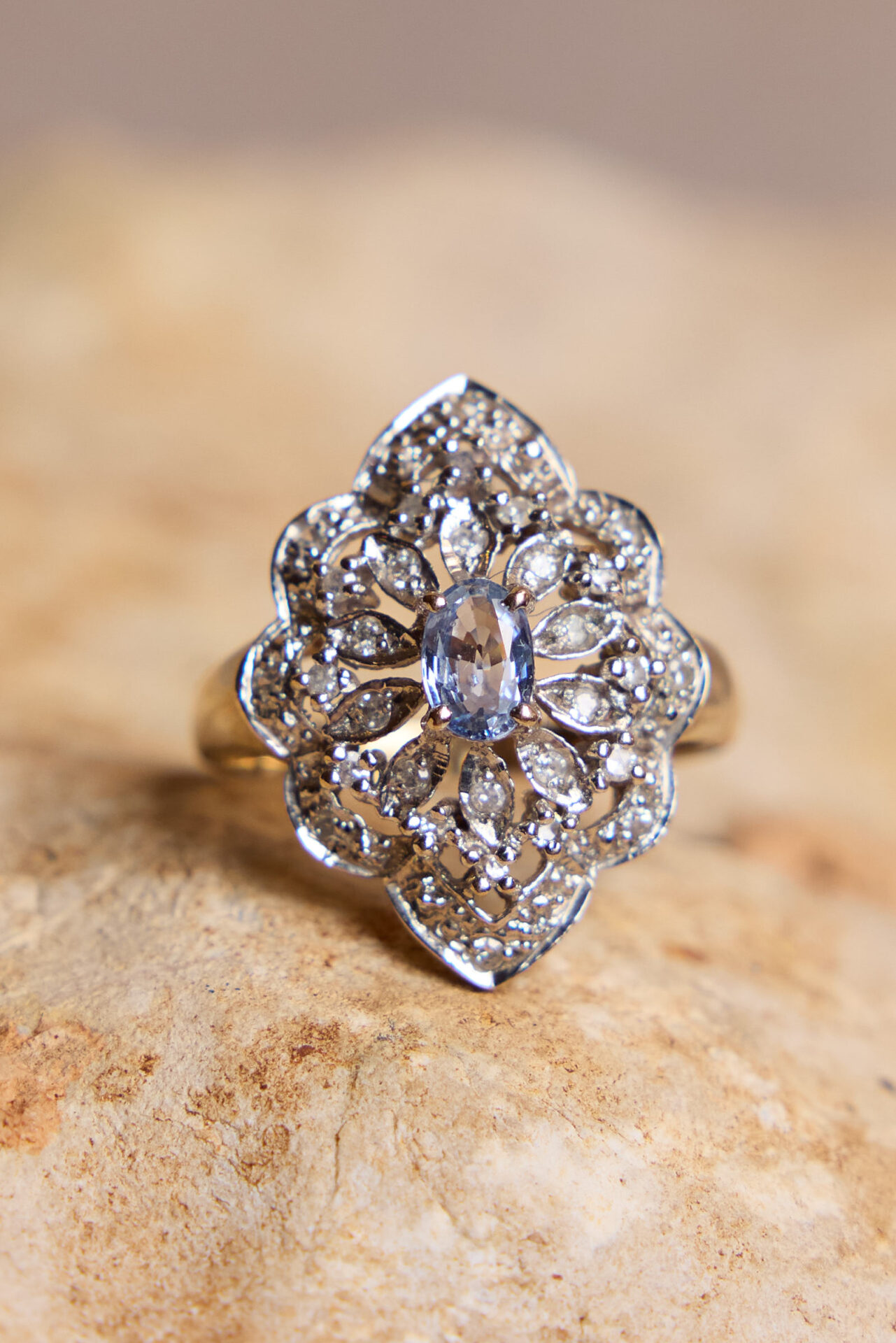 טבעת ספיר ויהלומים עתיקא פמוטים. זהב לבן