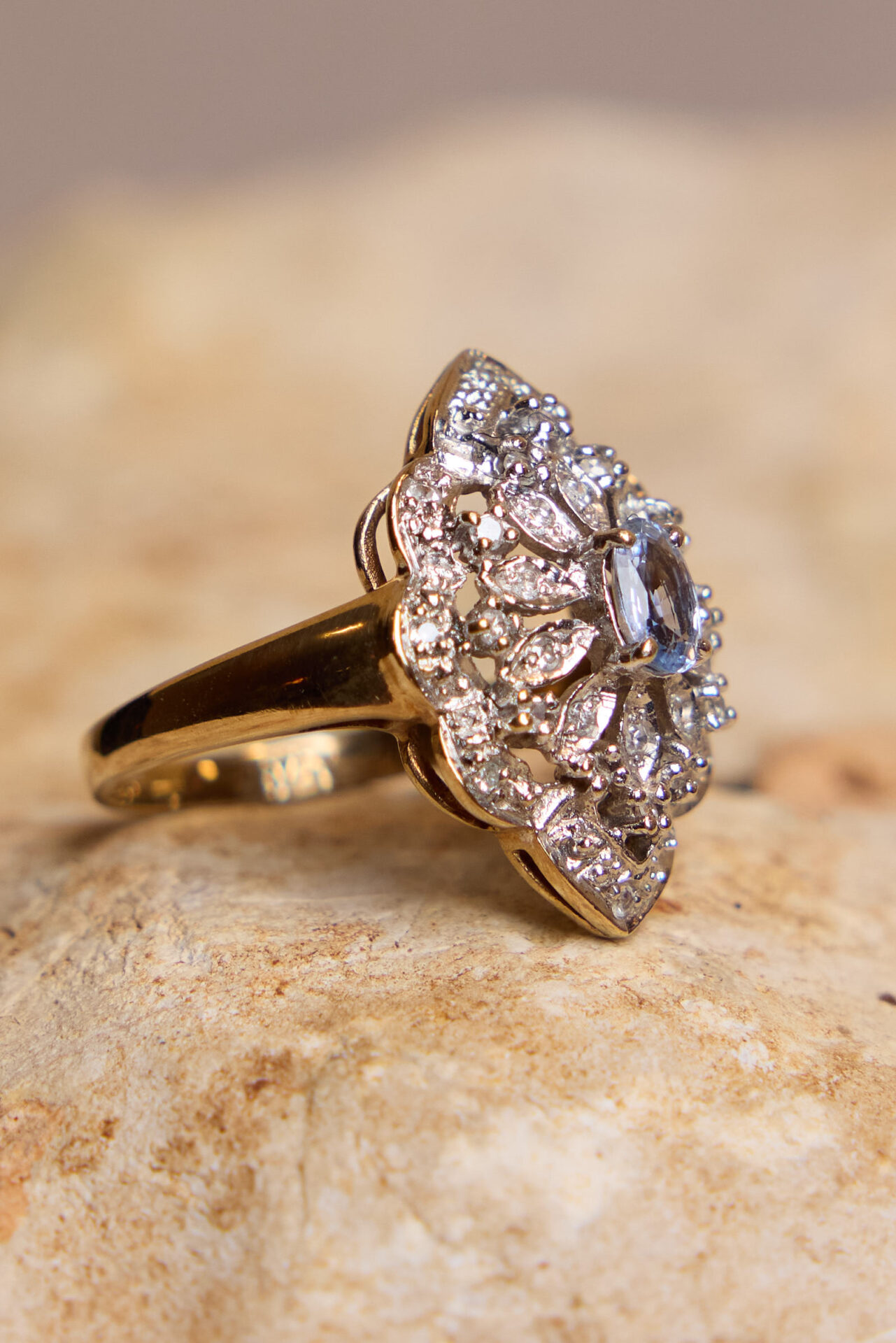 טבעת ספיר ויהלומים עתיקא פמוטים. זהב לבן