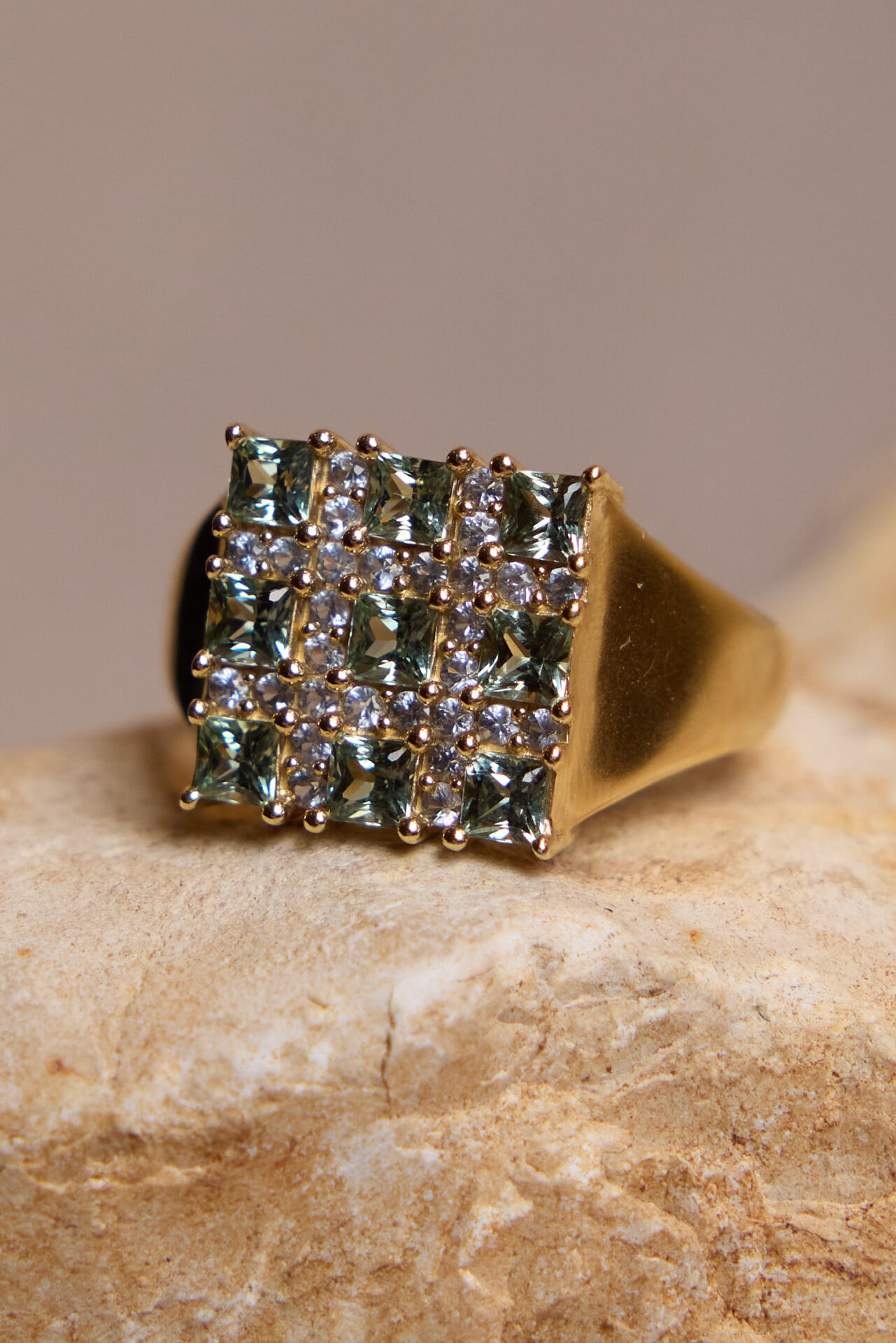 טבעת וינטג׳ זהב וספירים עתיקא פמוטים