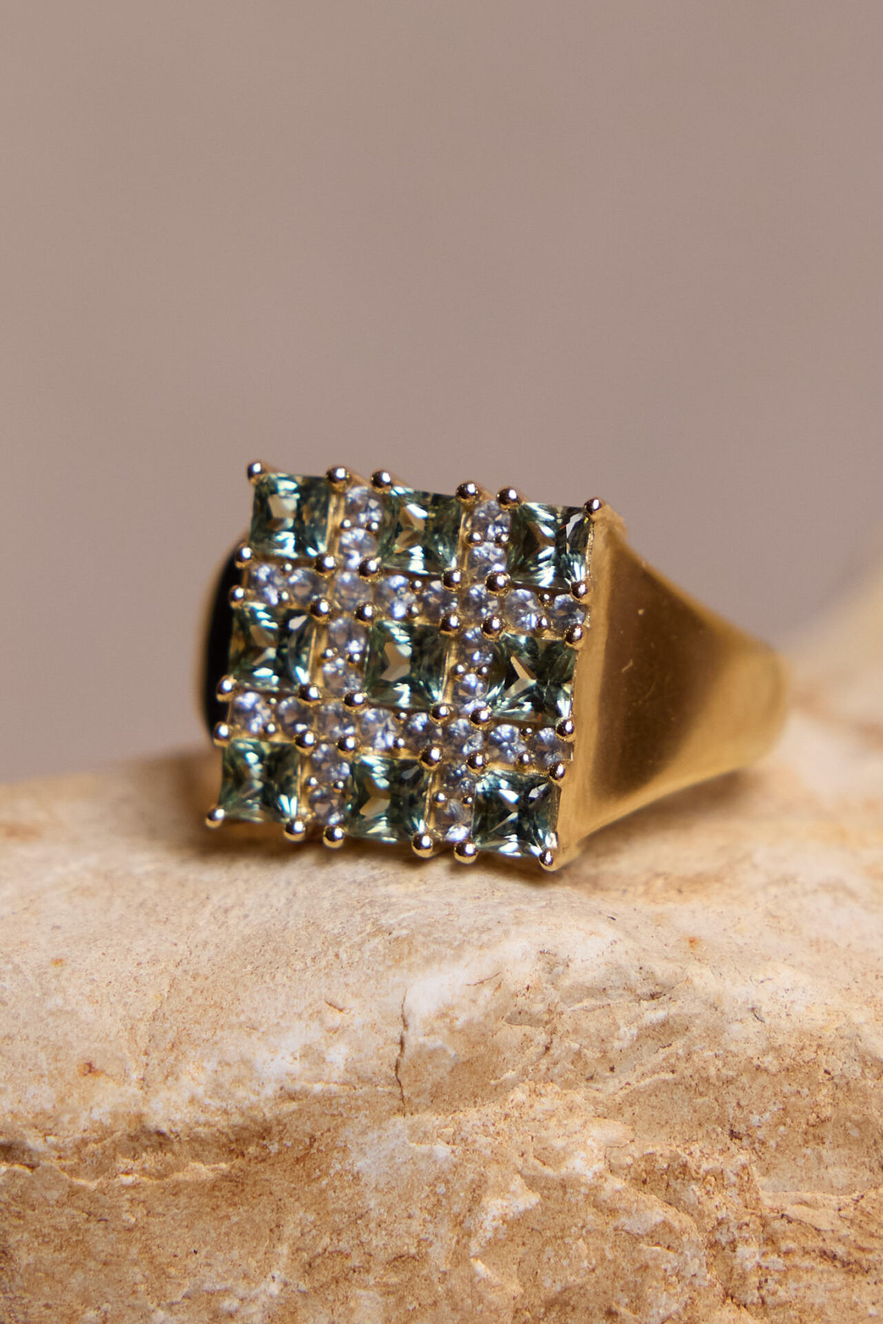 טבעת וינטג׳ זהב וספירים עתיקא פמוטים