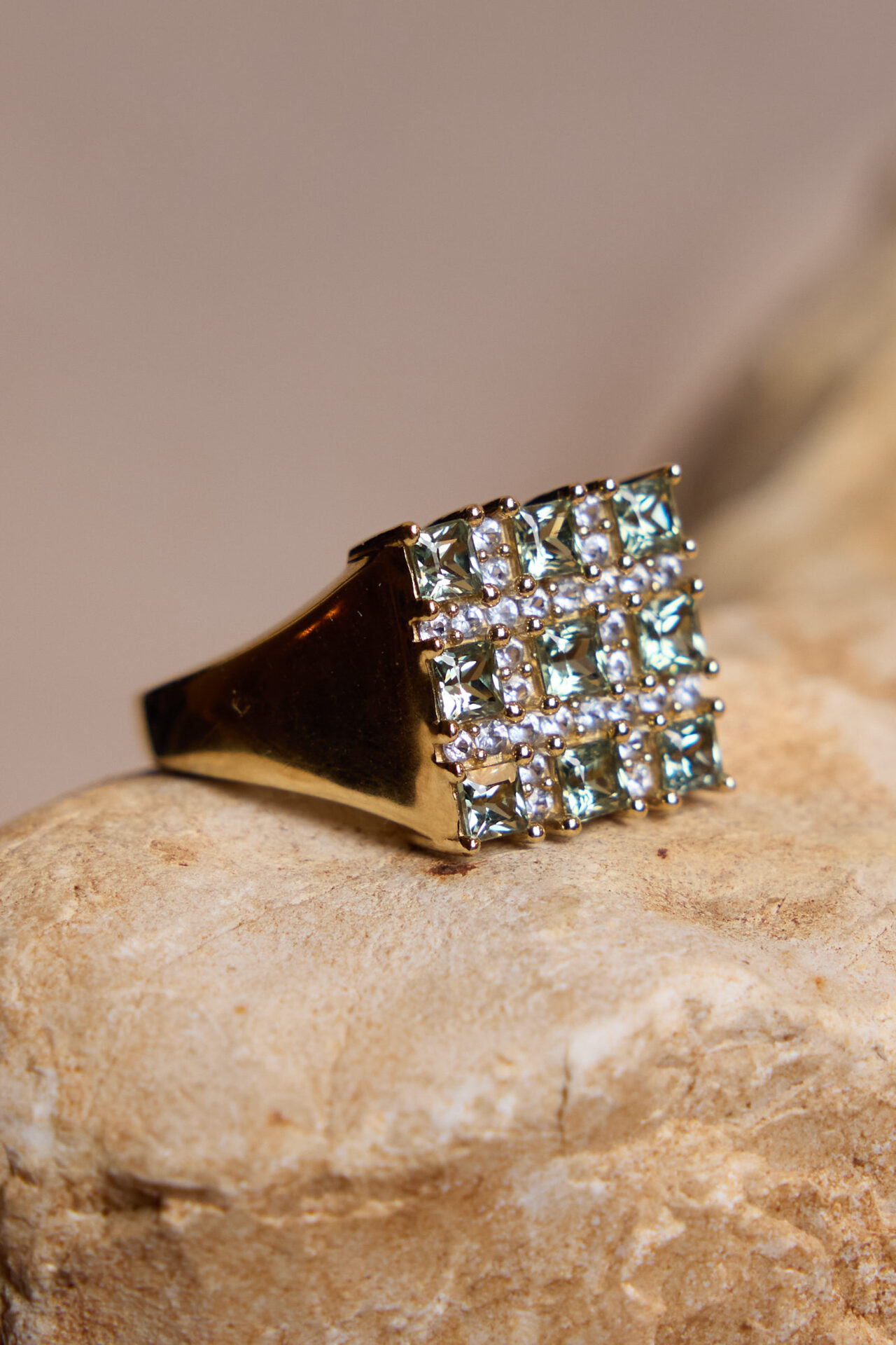 טבעת וינטג׳ זהב וספירים עתיקא פמוטים