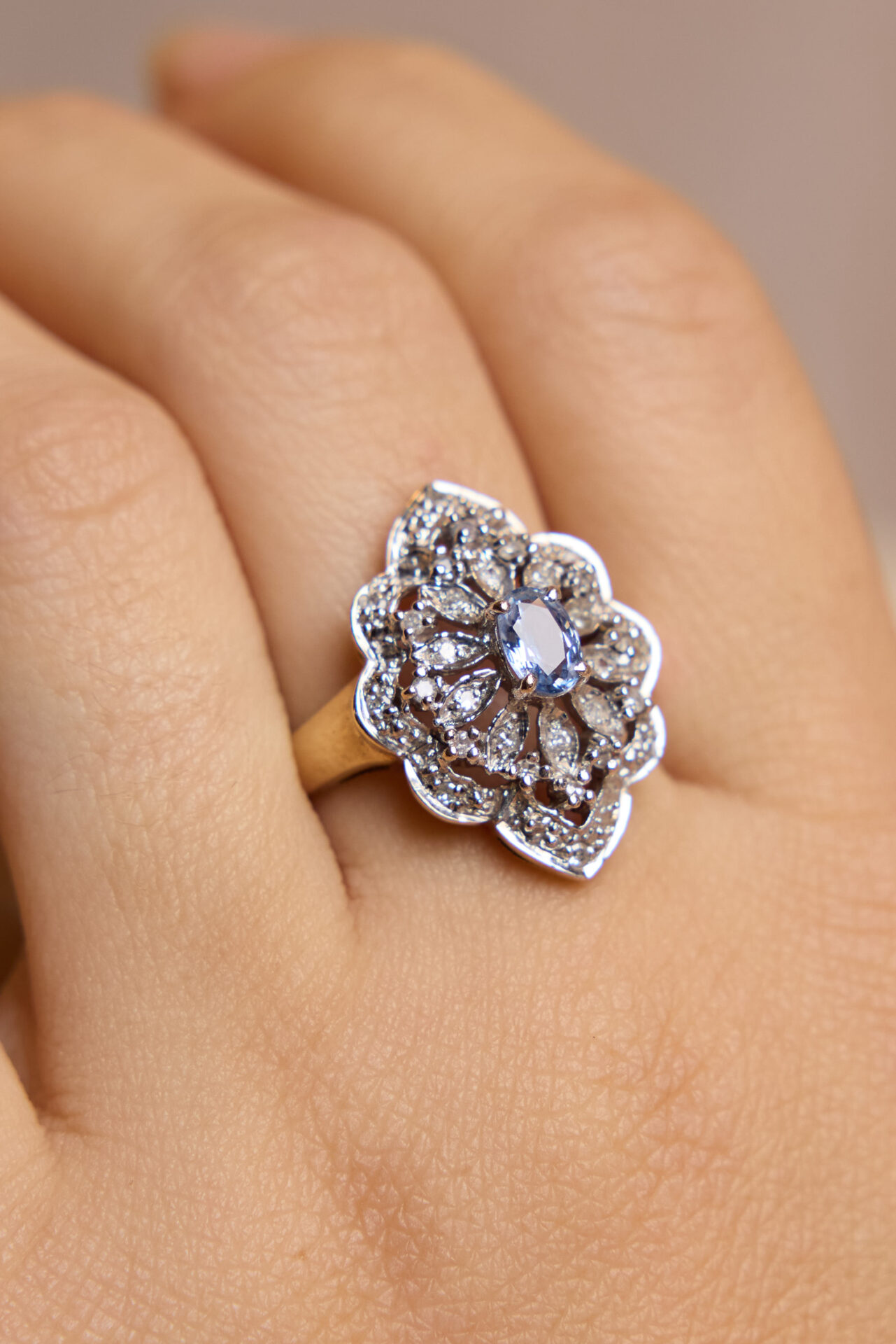 טבעת ספיר ויהלומים עתיקא פמוטים. זהב לבן