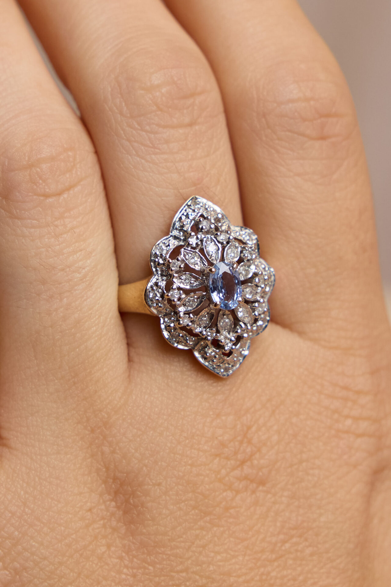 טבעת ספיר ויהלומים עתיקא פמוטים. זהב לבן