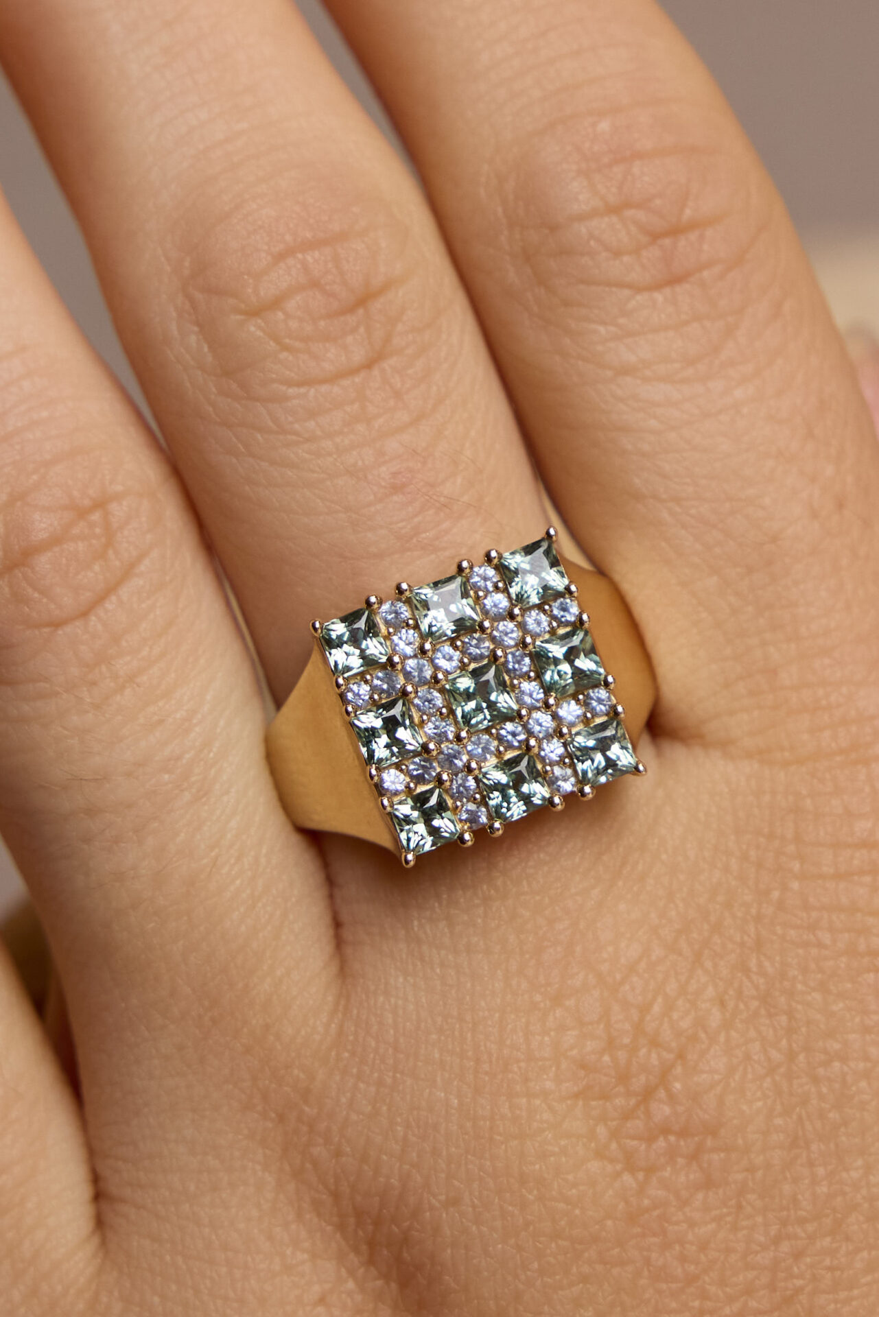 טבעת וינטג׳ זהב וספירים עתיקא פמוטים