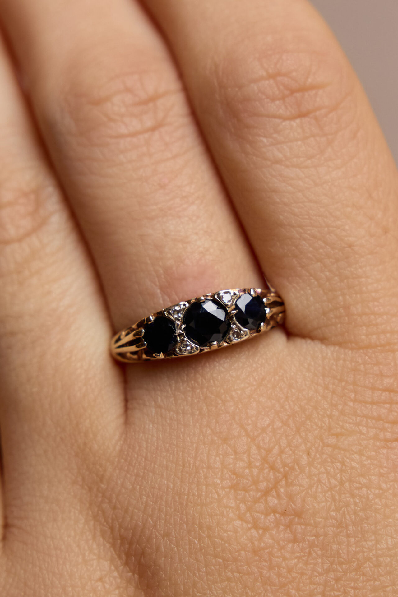 טבעת ספירים והילומים וינטאג׳ עתיקא