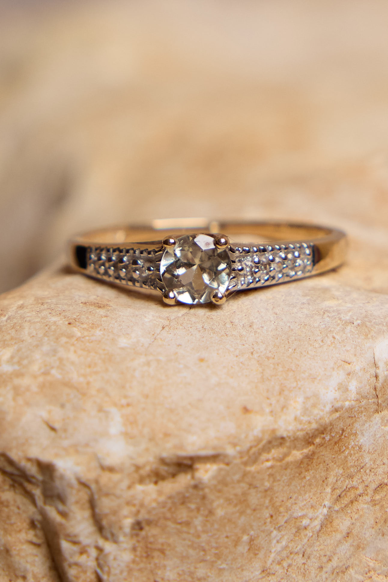 טבעת קוורץ ויהלומים וינטאג׳ זהב עתיקא
