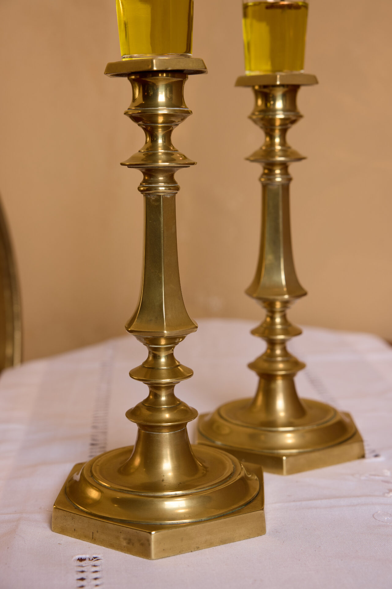 עתיקא פמוטים. פמוטי נחושת עתיקים לשבת