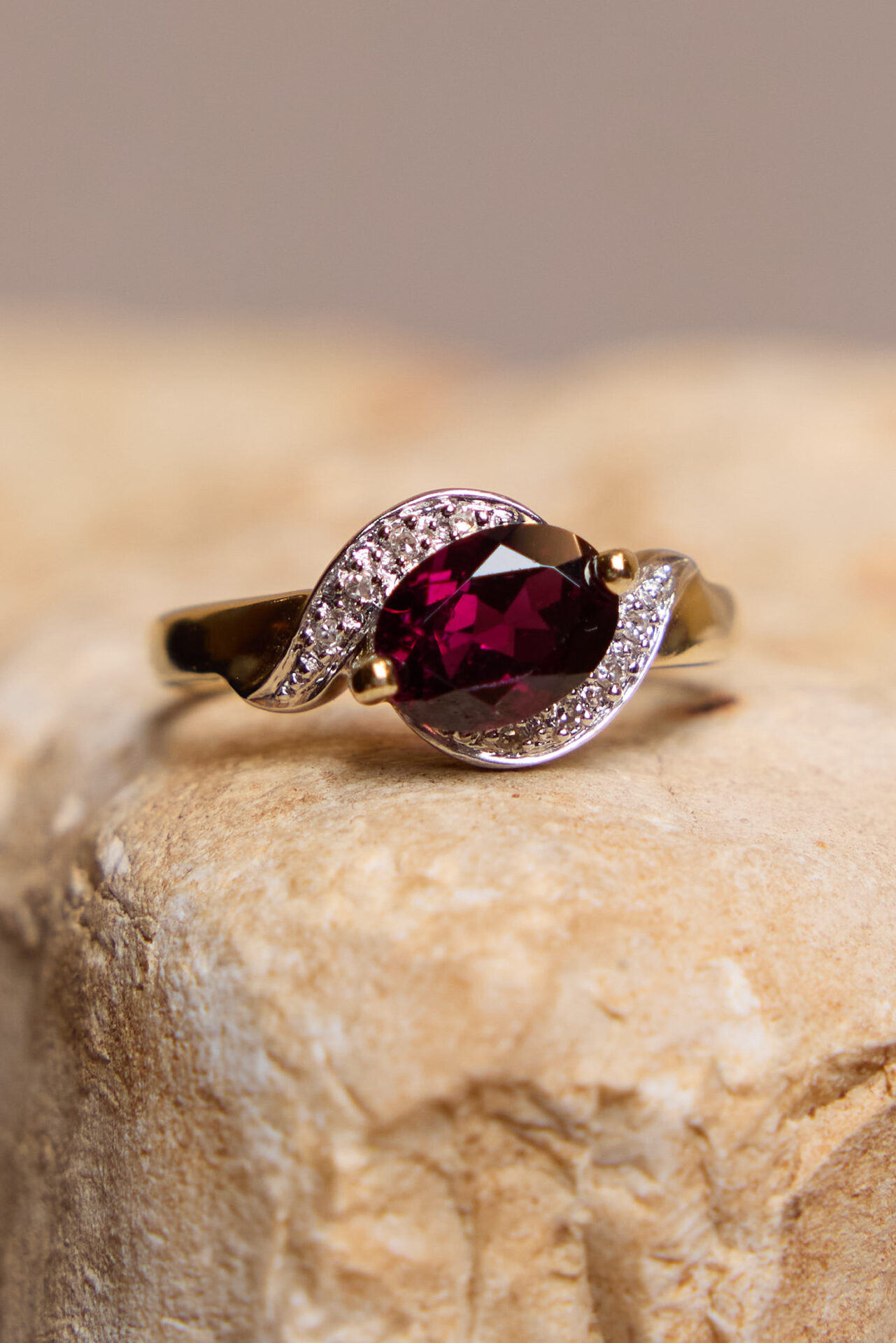 טבעת וינטאג׳ זהב יהלומים וגרנט