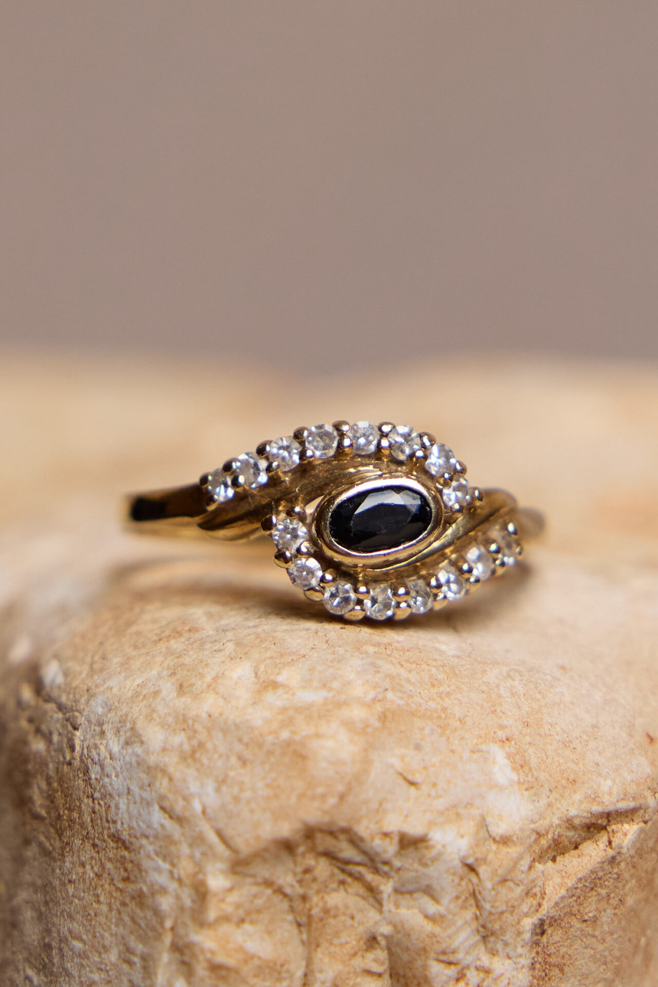 טבעת וינטג׳ זהב ספיר ויהלומים