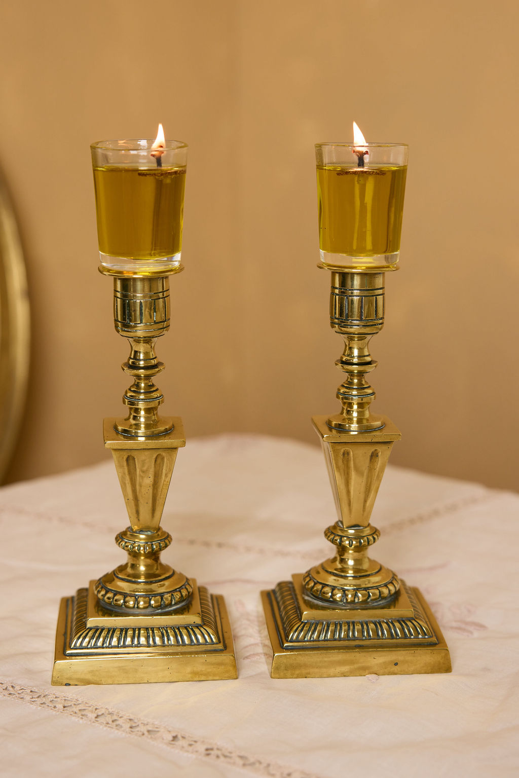 פמוטי נחושת עתיקים לשבת. פמוטים לשבת. עתיקא פמוטים.