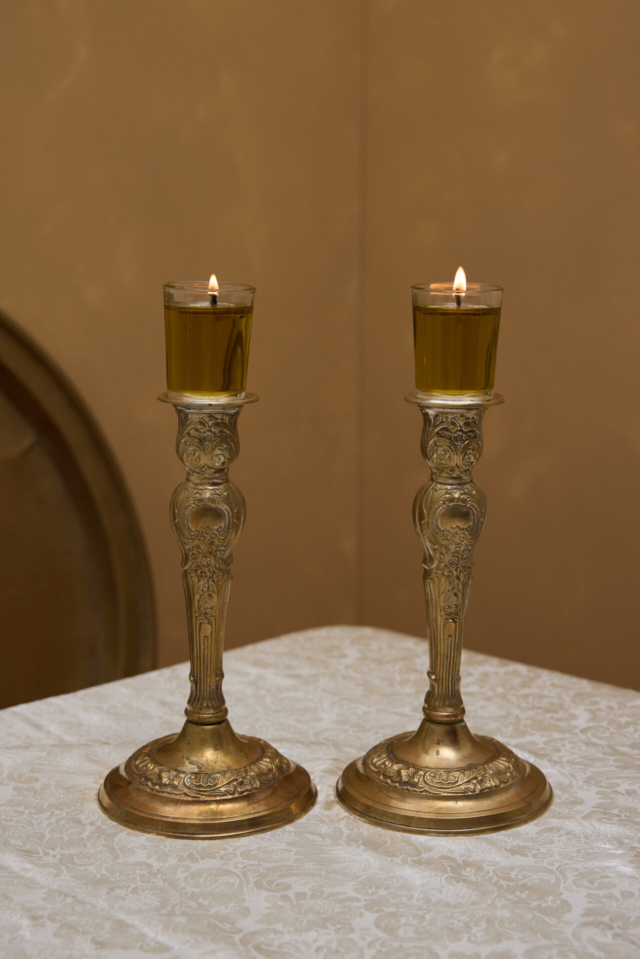 פמוטי נחושת עתיקים לשבת מבית עתיקא. עשויים נחושת עתיקה וינטג׳