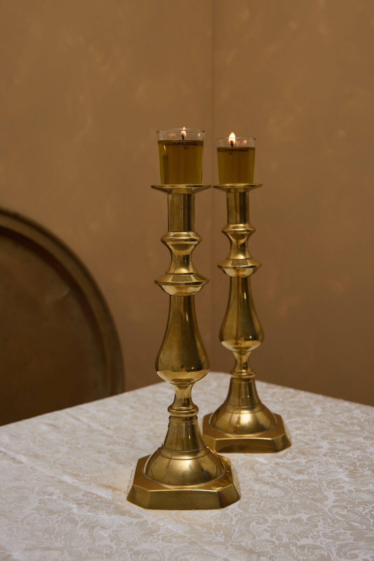 פמוטי נחושת עתיקים לשבת מבית עתיקא. עשויים נחושת עתיקה וינטג׳