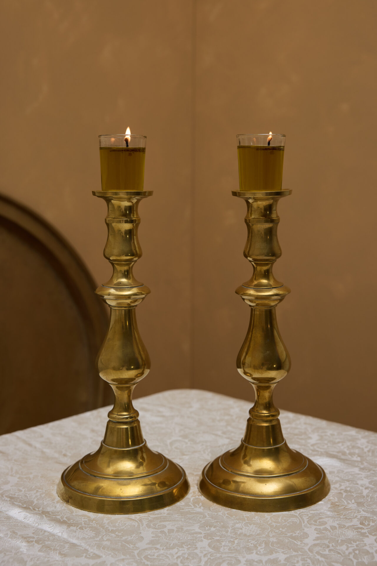 פמוטי נחושת עתיקים לשבת מבית עתיקא. עשויים נחושת עתיקה וינטג׳