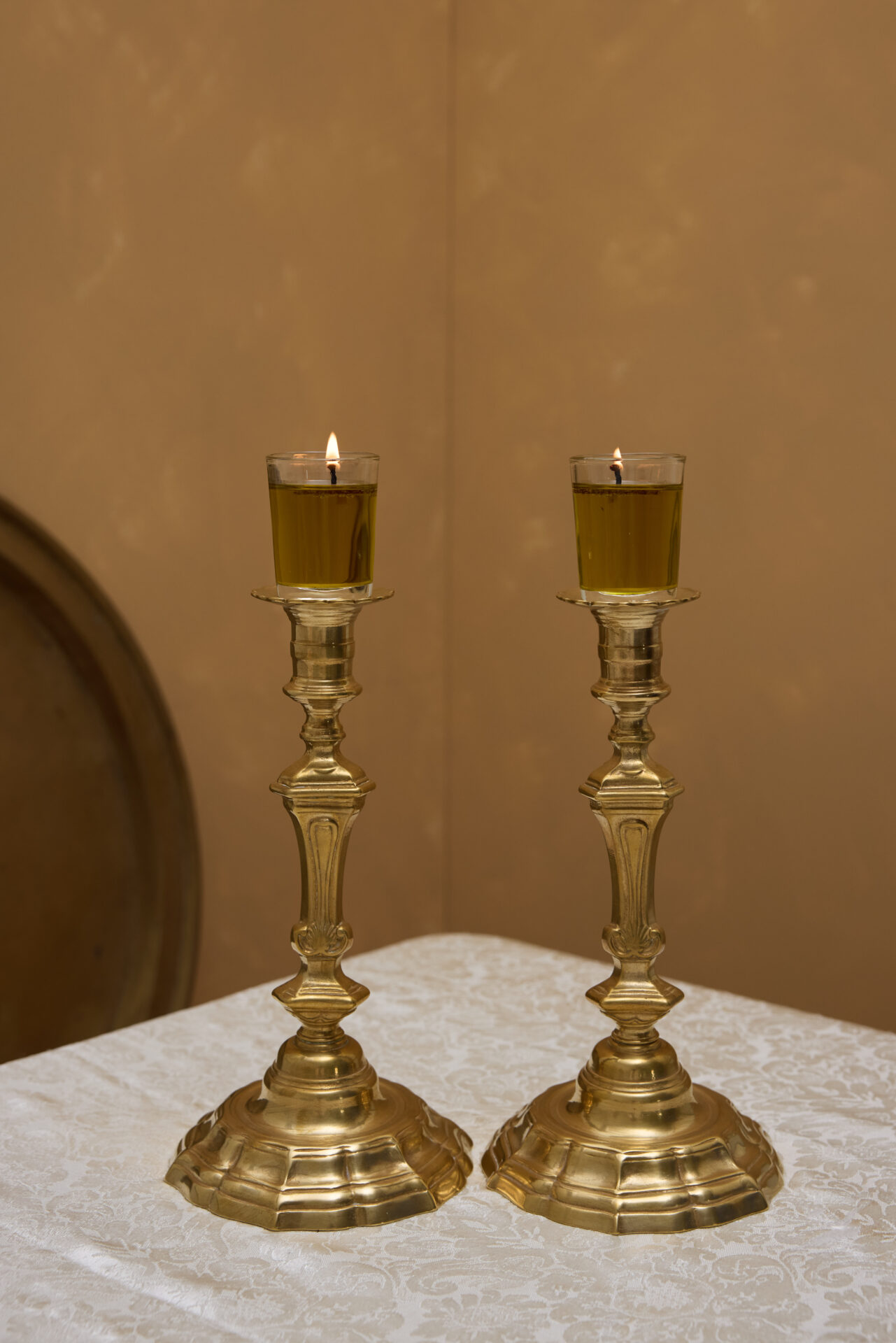 פמוטי נחושת עתיקים לשבת מבית עתיקא. עשויים נחושת עתיקה וינטג׳
