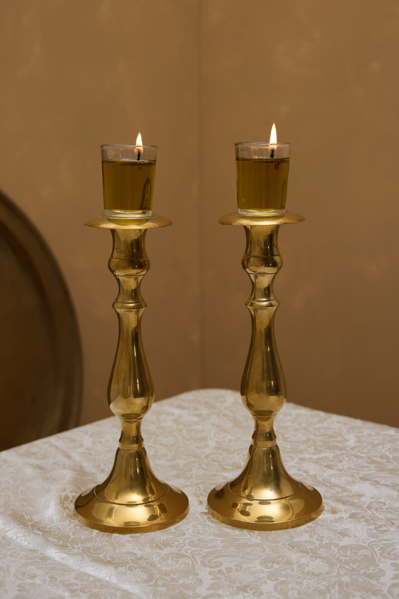 פמוטי נחושת עתיקים לשבת מבית עתיקא. עשויים נחושת עתיקה וינטג׳