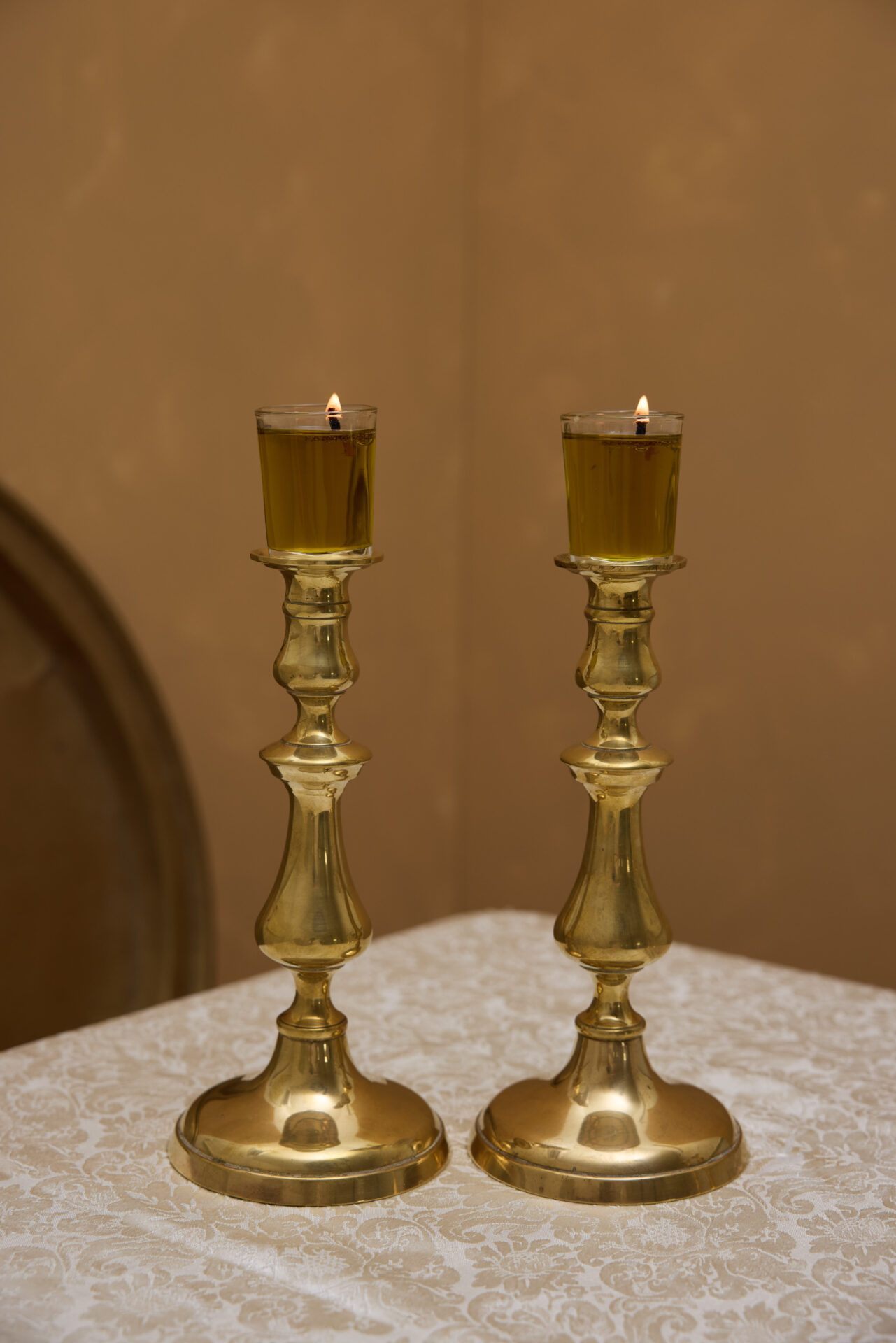 פמוטי נחושת עתיקים לשבת מבית עתיקא. עשויים נחושת עתיקה וינטג׳
