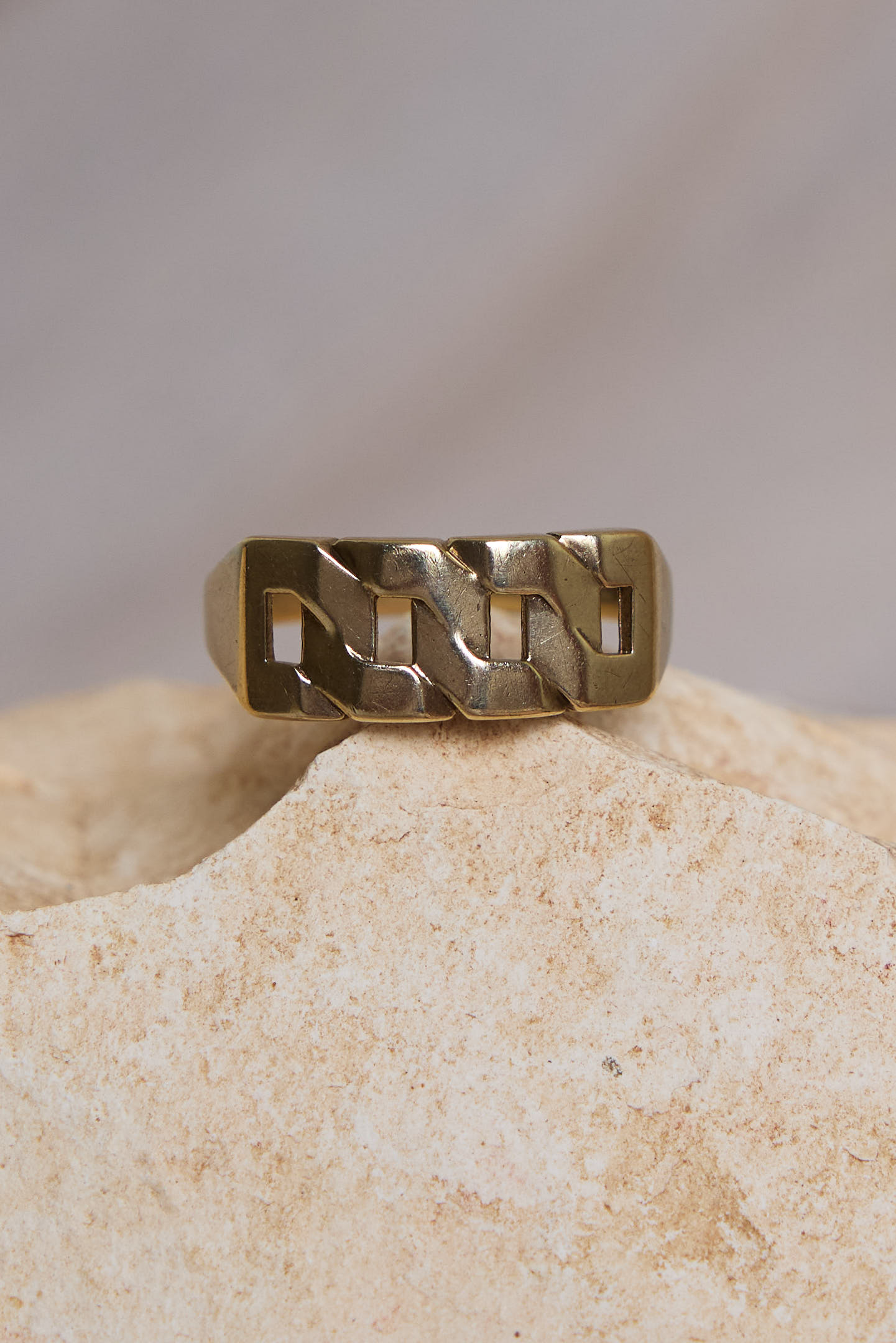 טבעת זהב וינטג׳ עתיקה. עתיקא תכשיטי וינטג׳ זהב