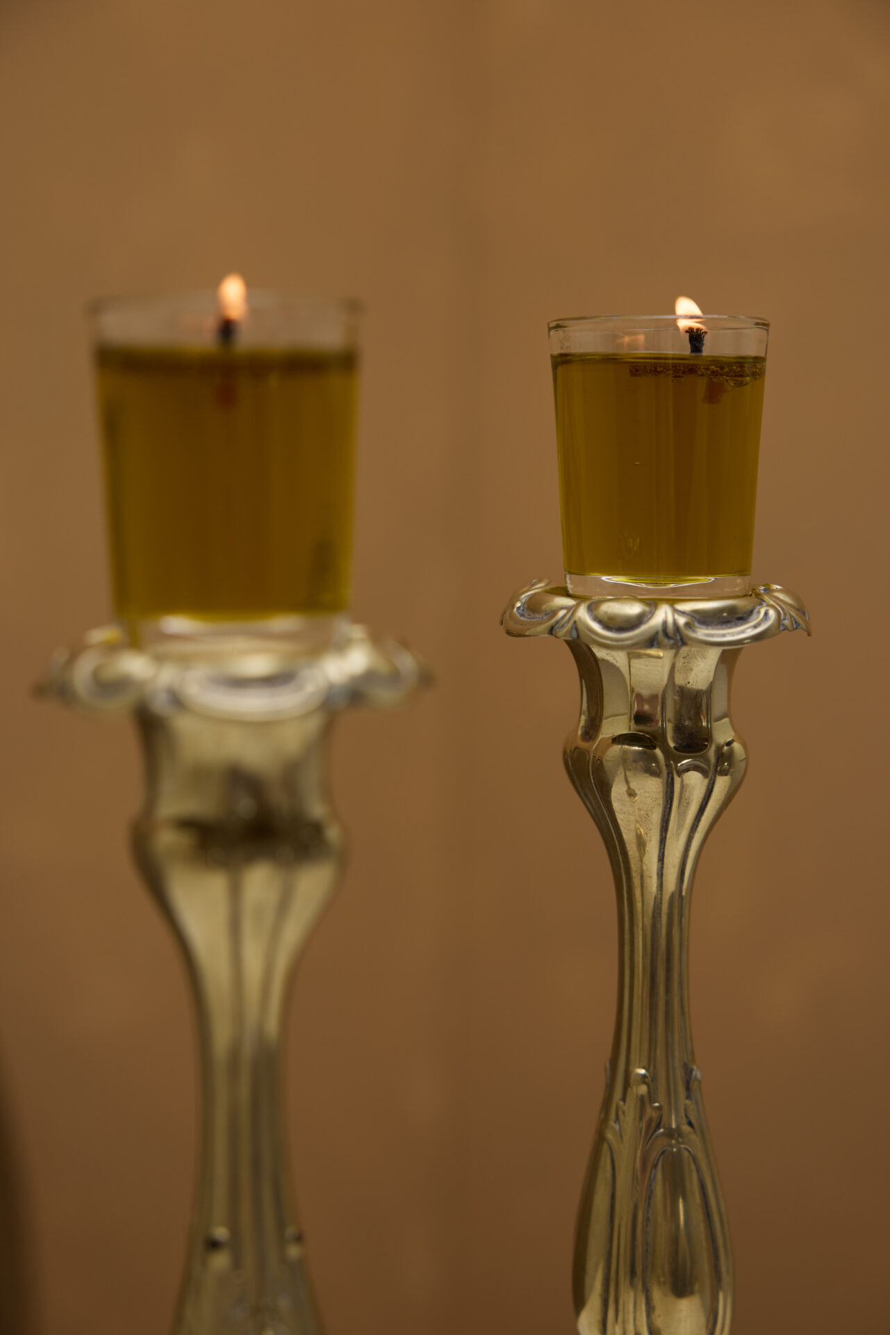 פמוטי נחושת עתיקים לשבת מבית עתיקא. עשויים נחושת עתיקה וינטג׳
