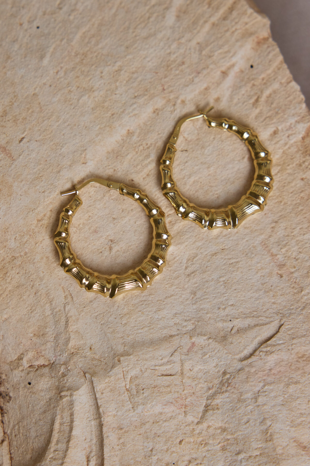 עגילי זהב וינטג׳ עתיקים עם עיטורים. עתיקא תכשיטי וינטג׳ זהב