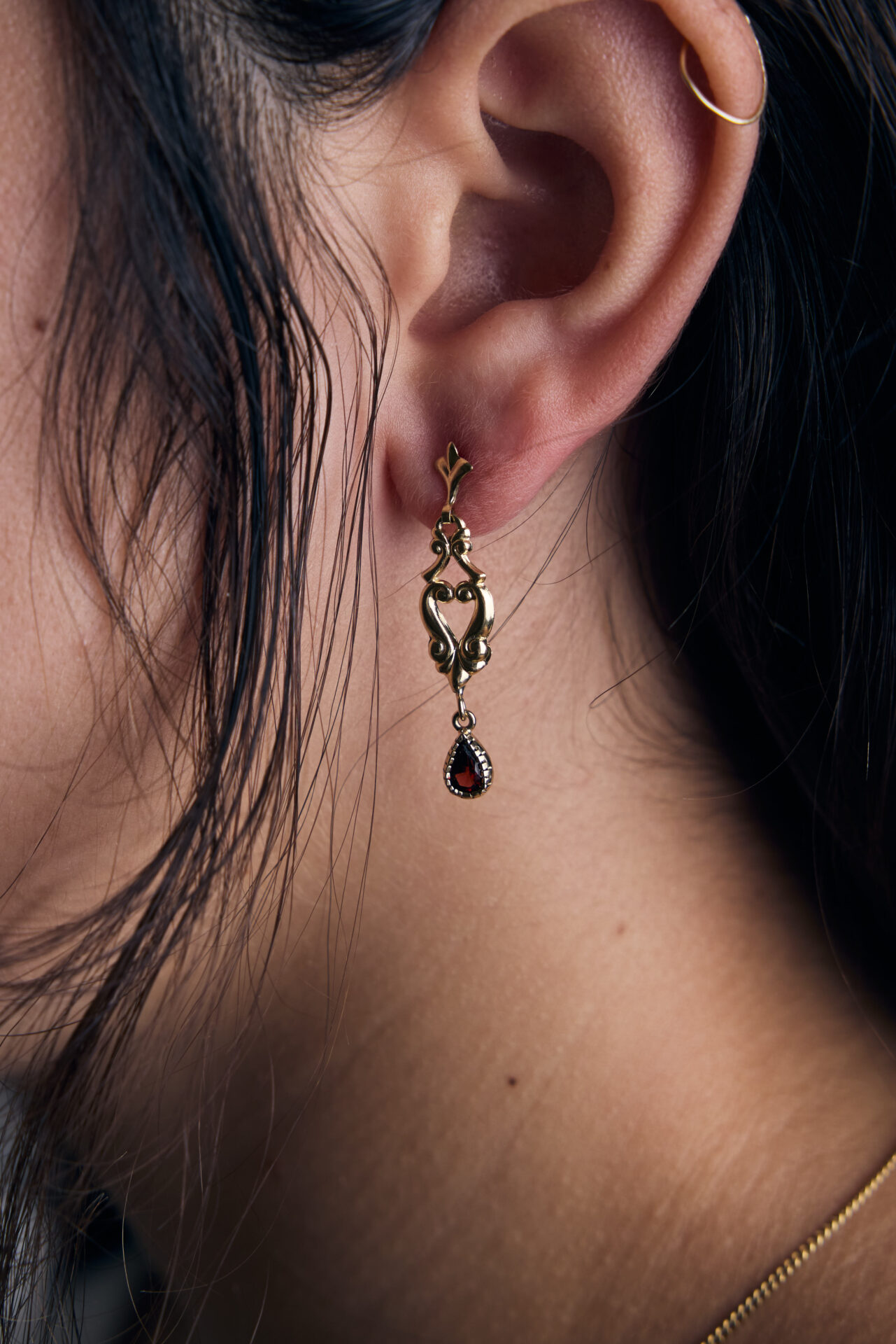 עגילי זהב וינטג׳ עתיקה עם אבן. עתיקא תכשיטי וינטג׳ זהב