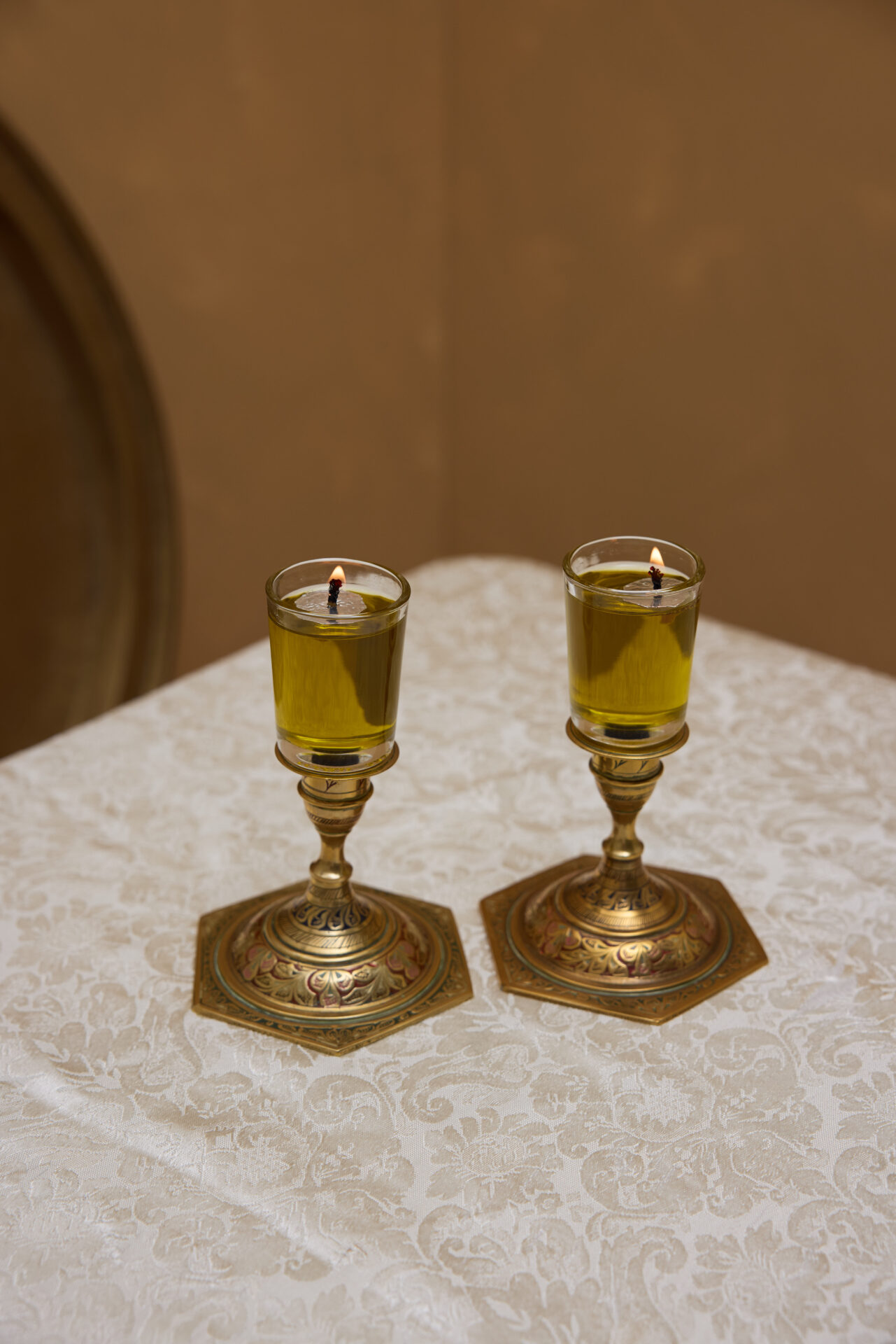 פמוטי נחושת עתיקים לשבת מבית עתיקא. עשויים נחושת עתיקה וינטג׳