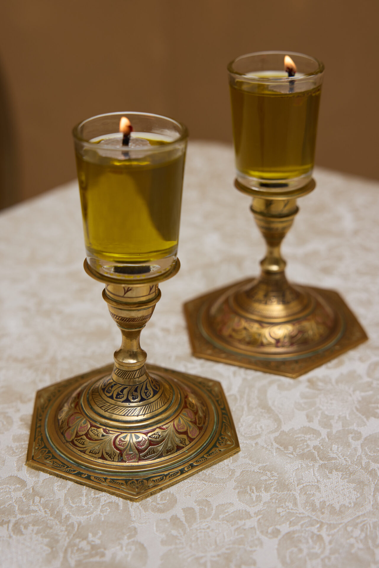 פמוטי נחושת עתיקים לשבת מבית עתיקא. עשויים נחושת עתיקה וינטג׳