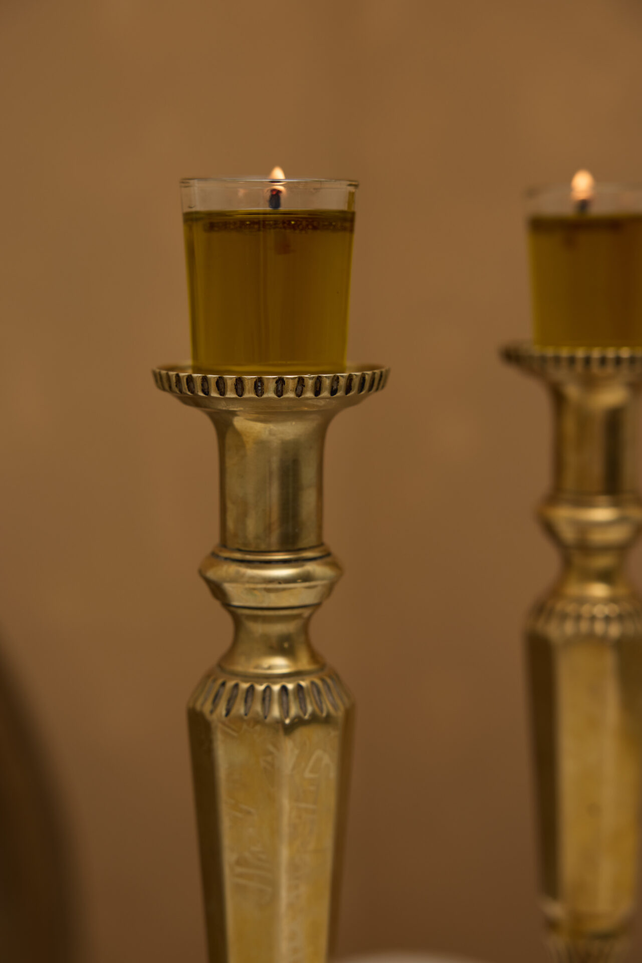 פמוטי נחושת עתיקים לשבת מבית עתיקא. עשויים נחושת עתיקה וינטג׳