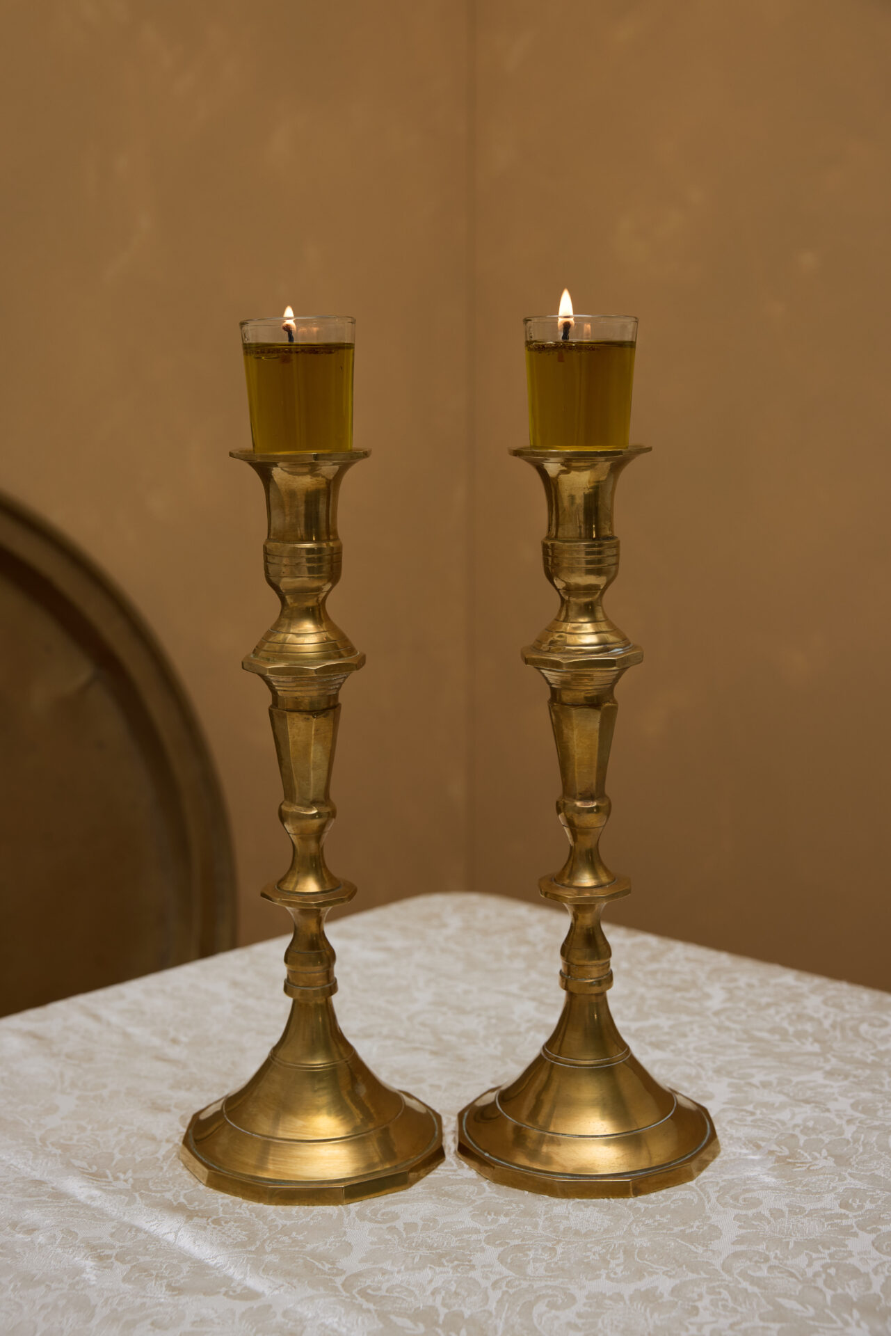 פמוטי נחושת עתיקים לשבת מבית עתיקא. עשויים נחושת עתיקה וינטג׳