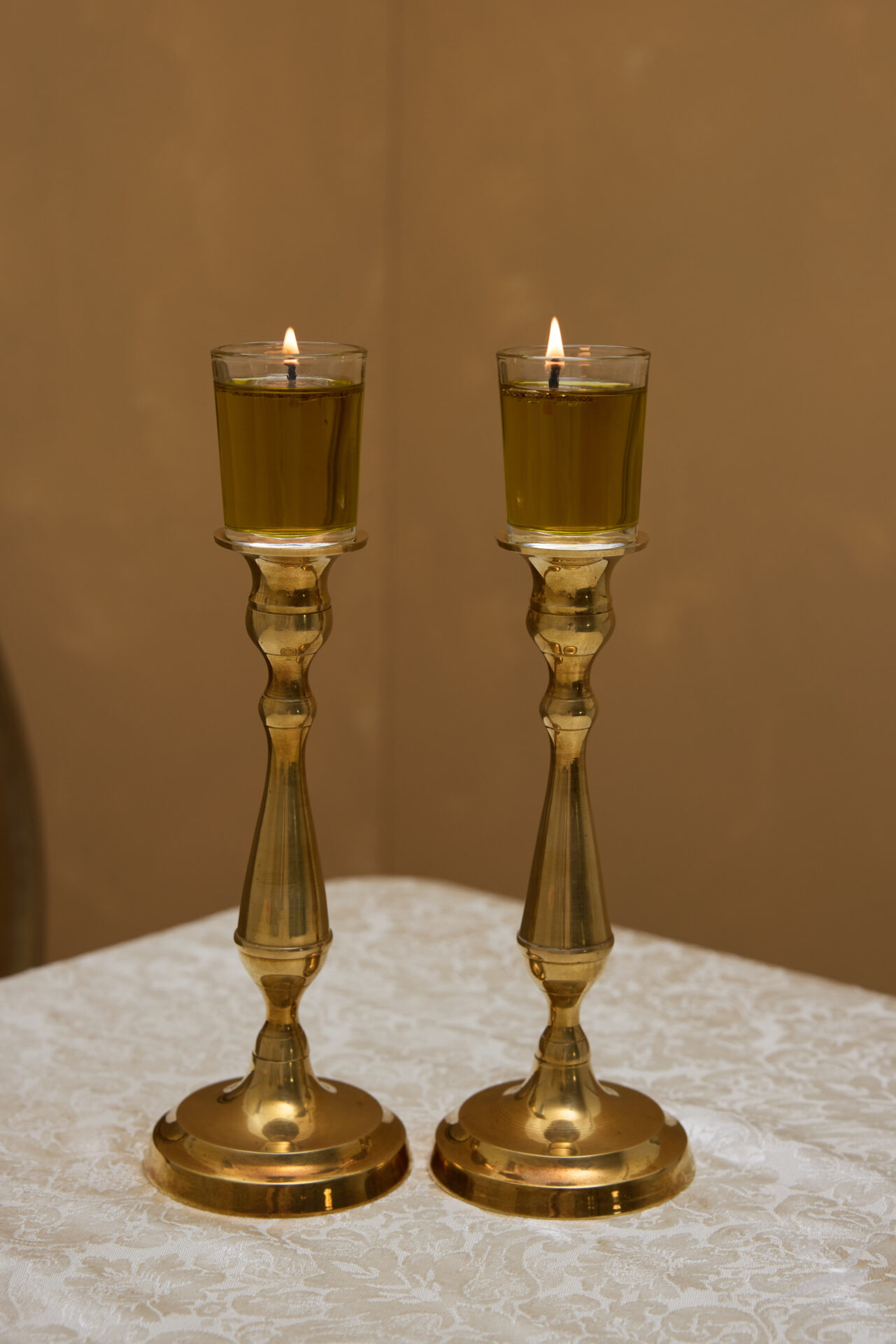 פמוטי נחושת עתיקים לשבת מבית עתיקא. עשויים נחושת עתיקה וינטג׳