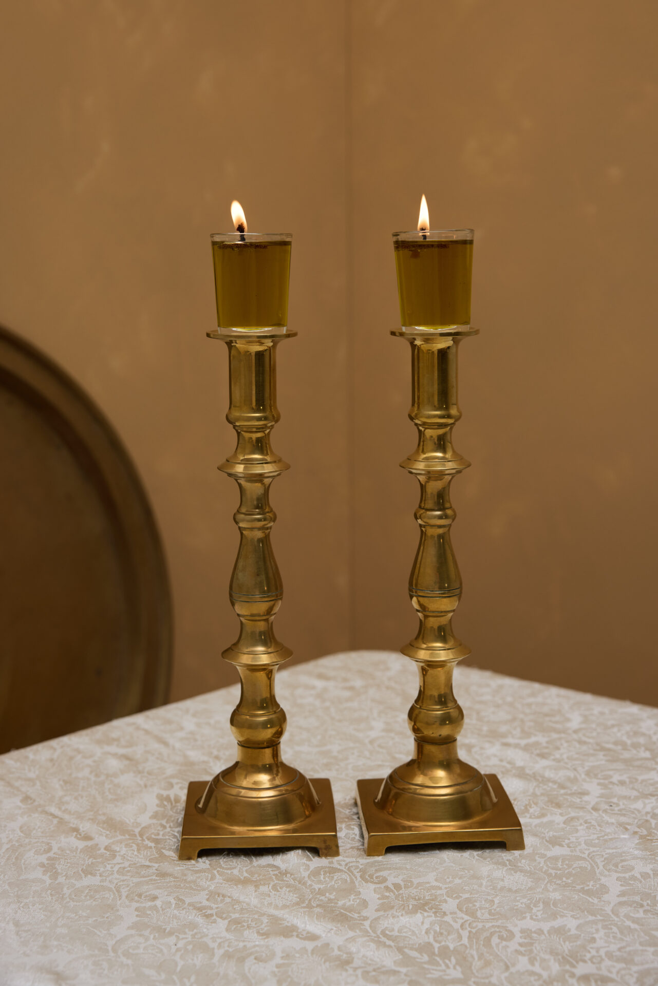 פמוטי נחושת עתיקים לשבת מבית עתיקא. עשויים נחושת עתיקה וינטג׳