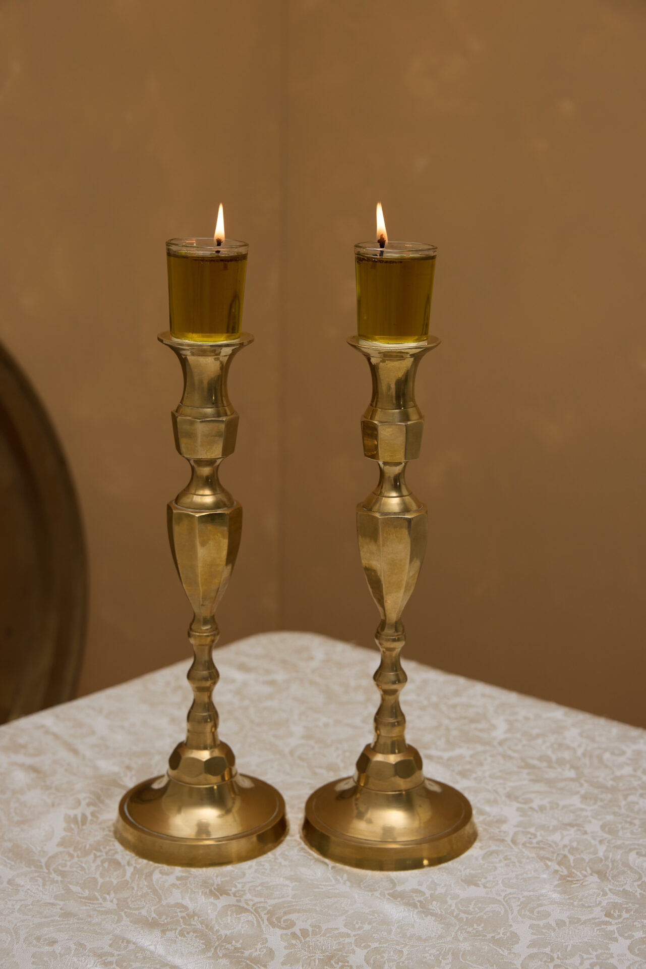פמוטי נחושת עתיקים לשבת מבית עתיקא. גבוהים. עשויים נחושת עתיקה וינטג׳