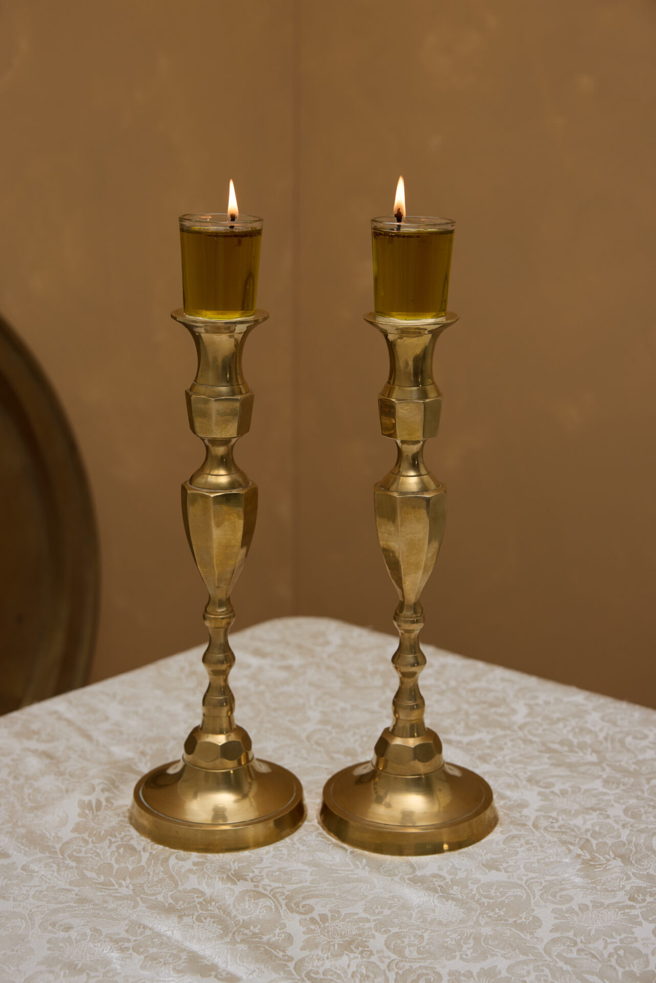 פמוטי נחושת עתיקים לשבת מבית עתיקא. גבוהים. עשויים נחושת עתיקה וינטג׳