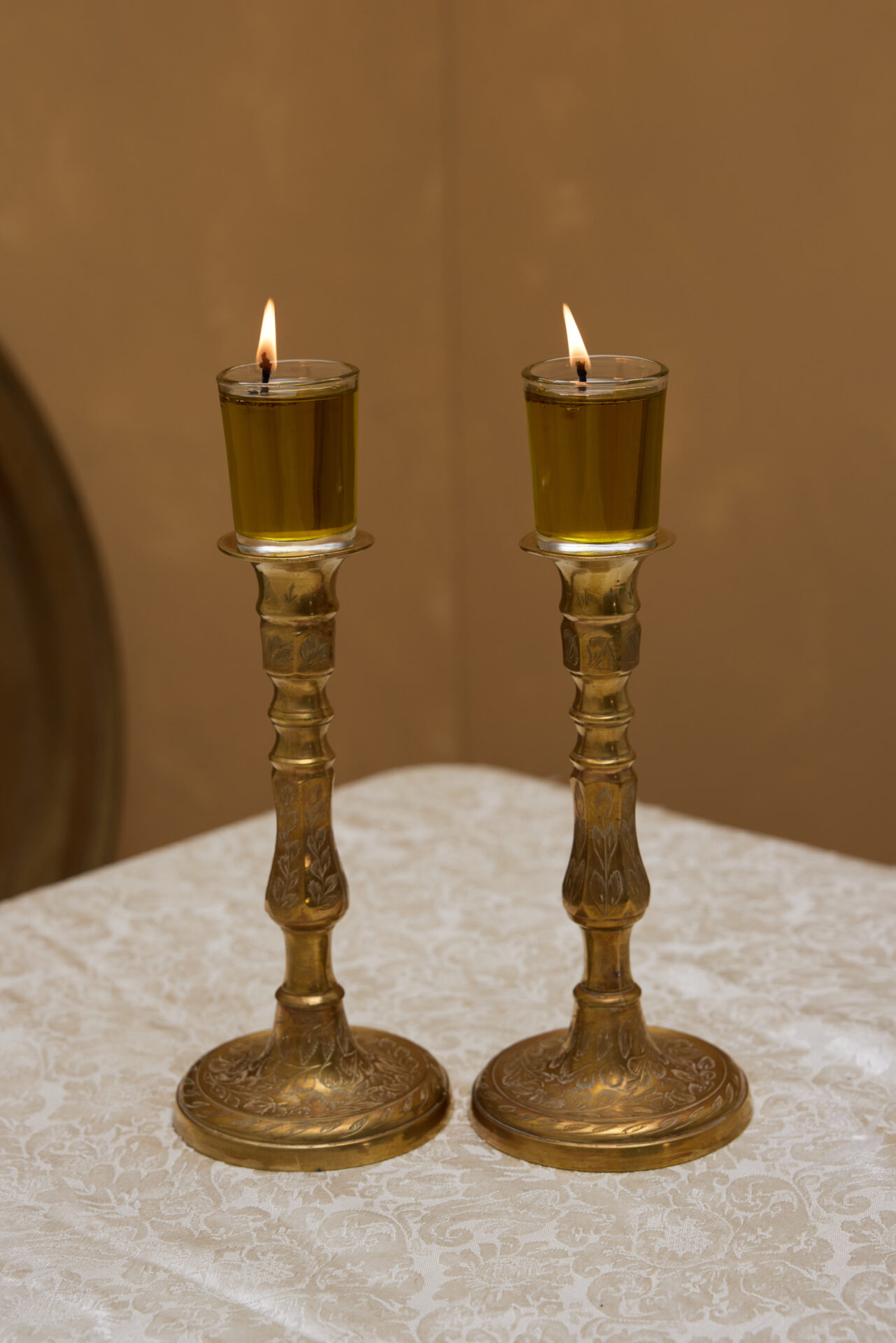 פמוטי נחושת עתיקים לשבת מבית עתיקא. עשויים נחושת עתיקה וינטג׳
