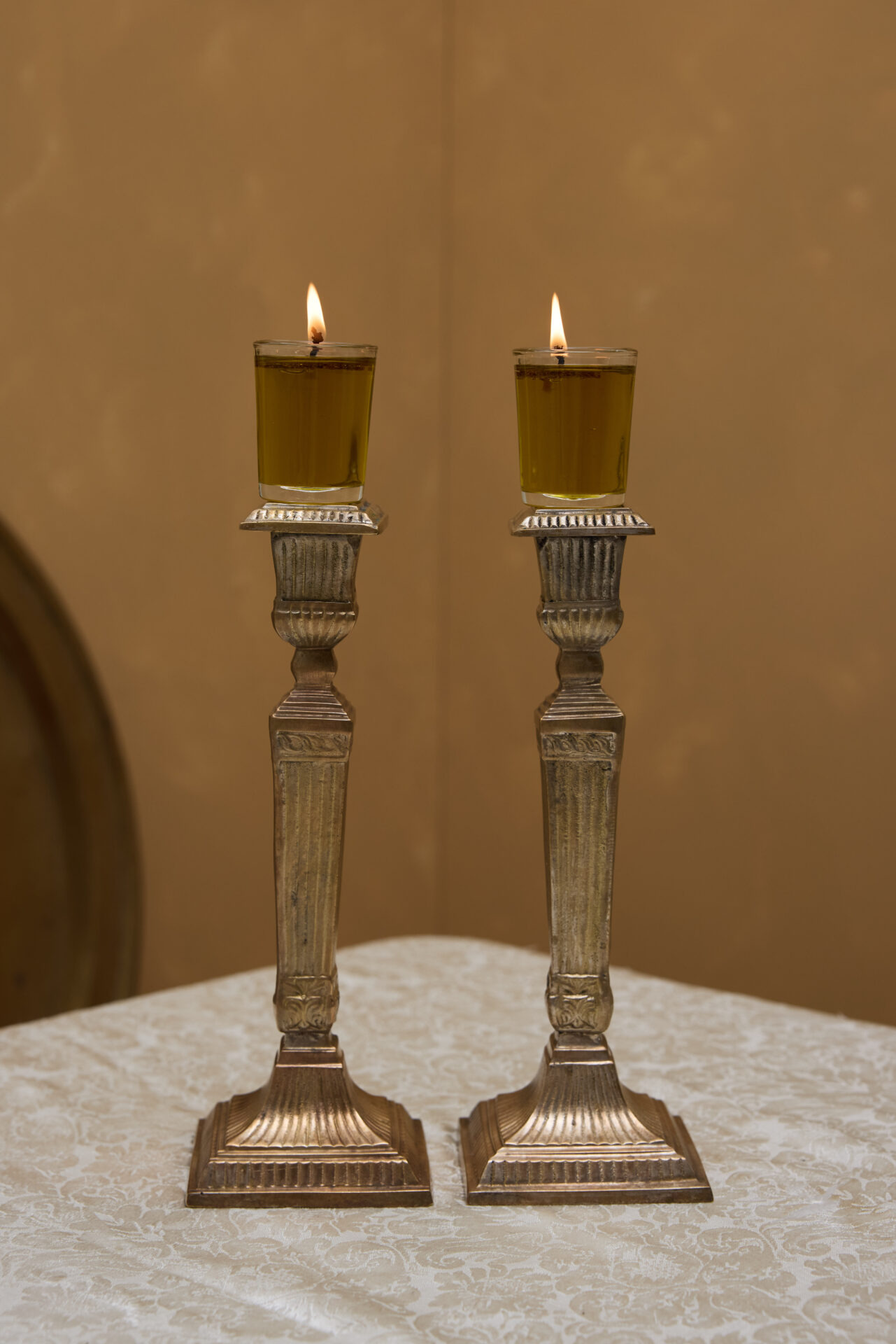 פמוטי נחושת עתיקים לשבת מבית עתיקא. עשויים נחושת עתיקה וינטג׳