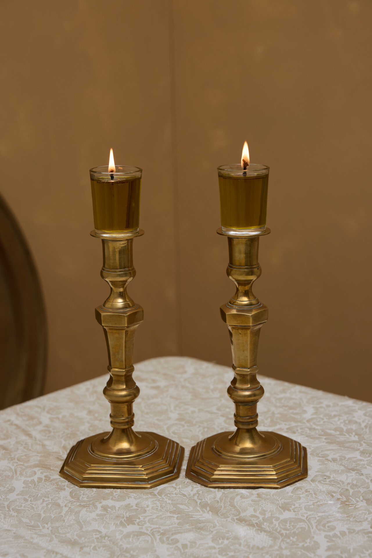 פמוטי נחושת עתיקים לשבת מבית עתיקא. עשויים נחושת עתיקה וינטג׳