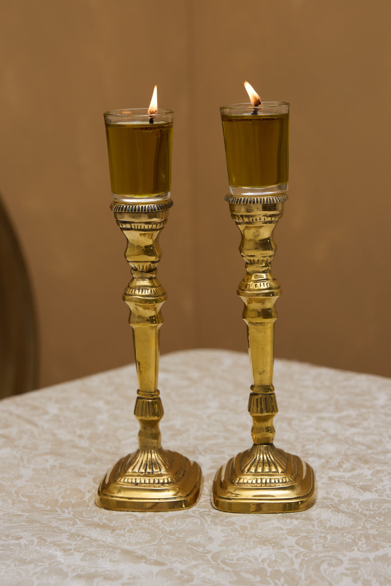 פמוטי נחושת עתיקים לשבת מבית עתיקא. עשויים נחושת עתיקה וינטג׳