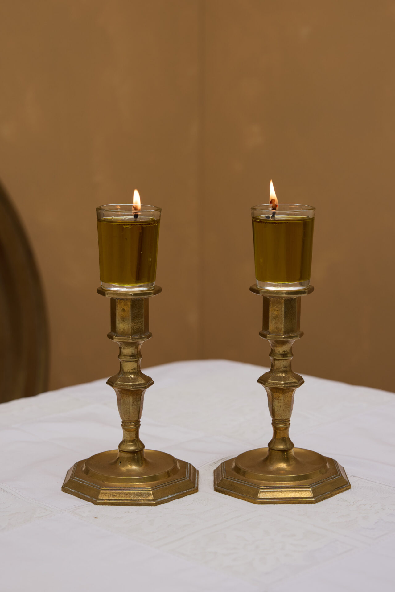 פמוטי נחושת עתיקים לשבת מבית עתיקא. עשויים נחושת עתיקה וינטג׳