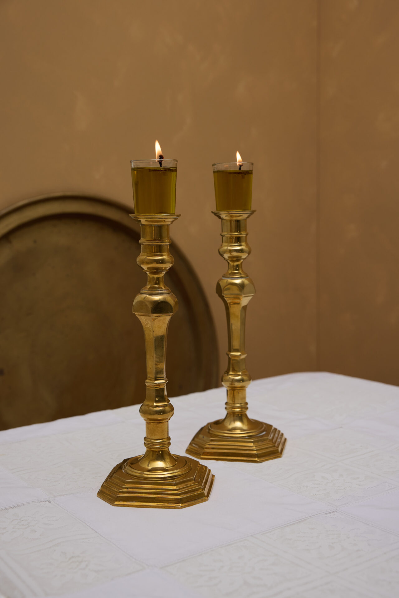 פמוטי נחושת עתיקים לשבת מבית עתיקא. עשויים נחושת עתיקה וינטג׳