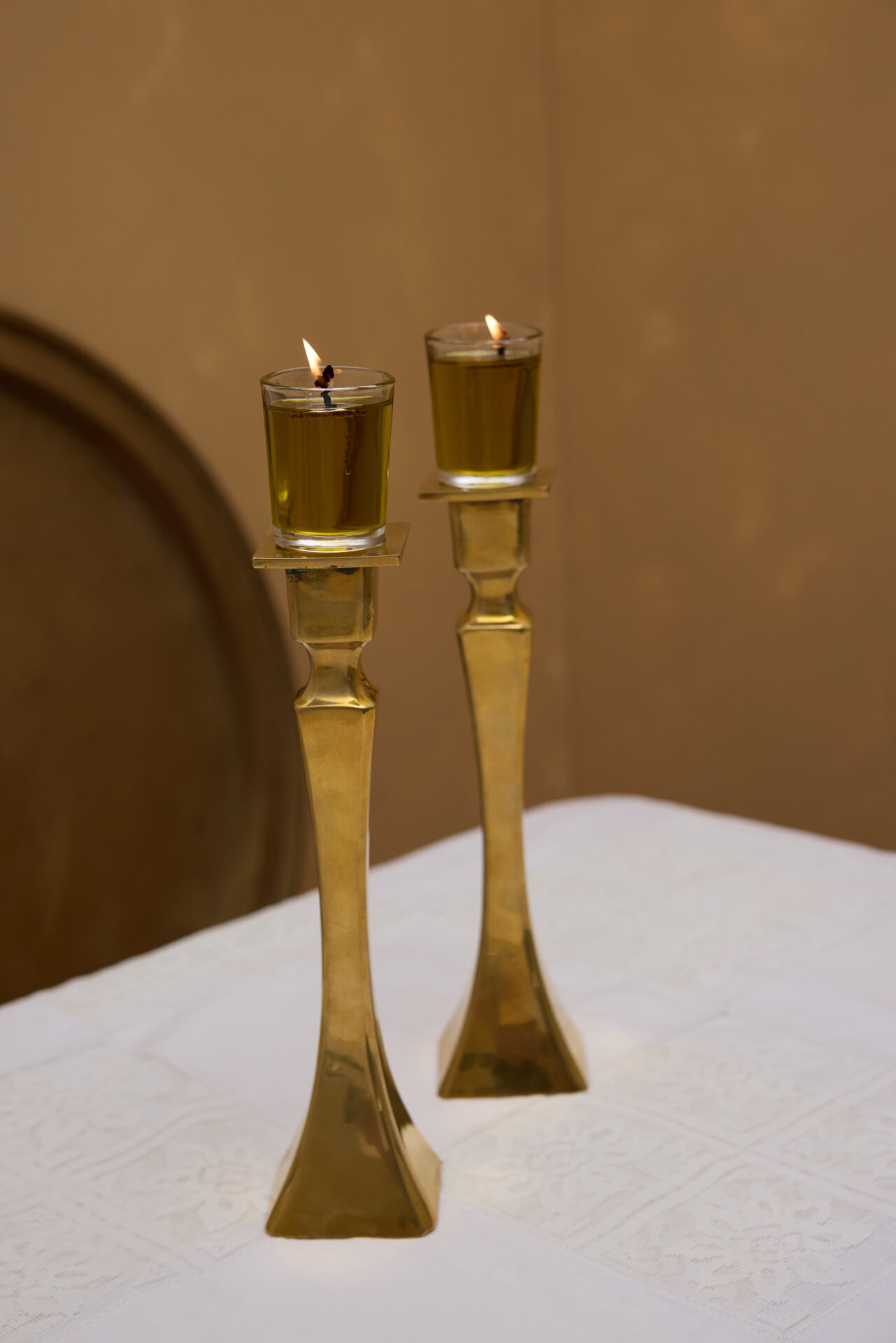 פמוטי נחושת עתיקים לשבת מבית עתיקא. עשויים נחושת עתיקה וינטג׳