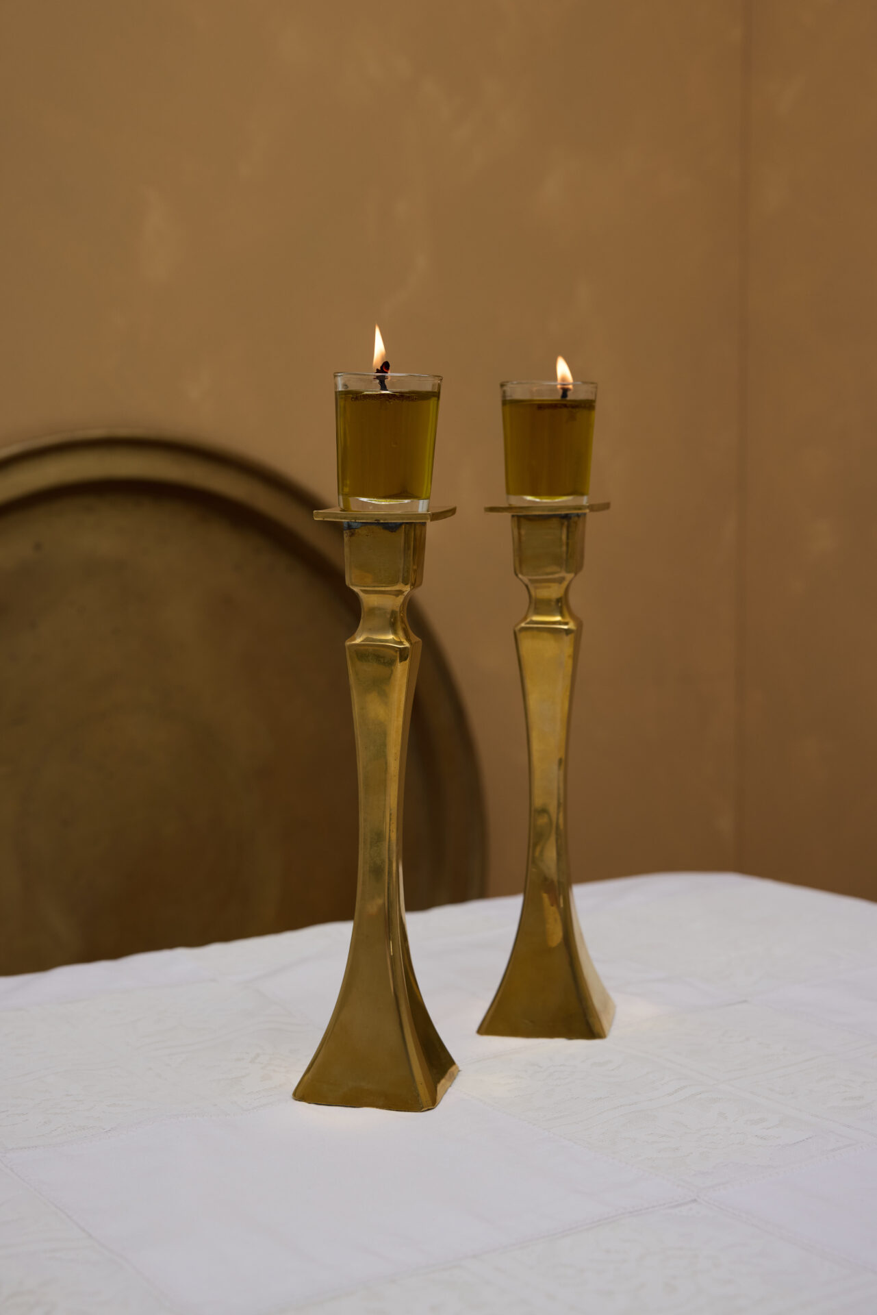 פמוטי נחושת עתיקים לשבת מבית עתיקא. עשויים נחושת עתיקה וינטג׳