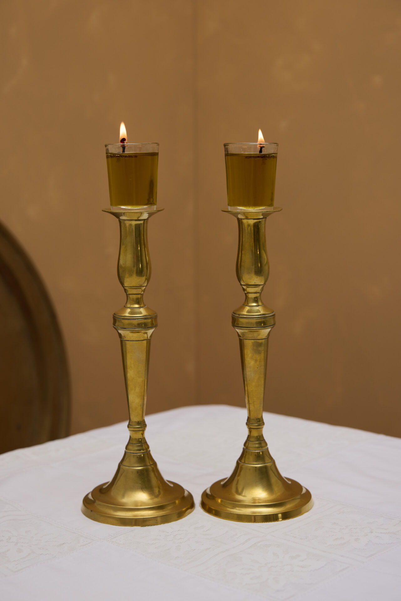פמוטי נחושת עתיקים לשבת מבית עתיקא. עשויים נחושת עתיקה וינטג׳