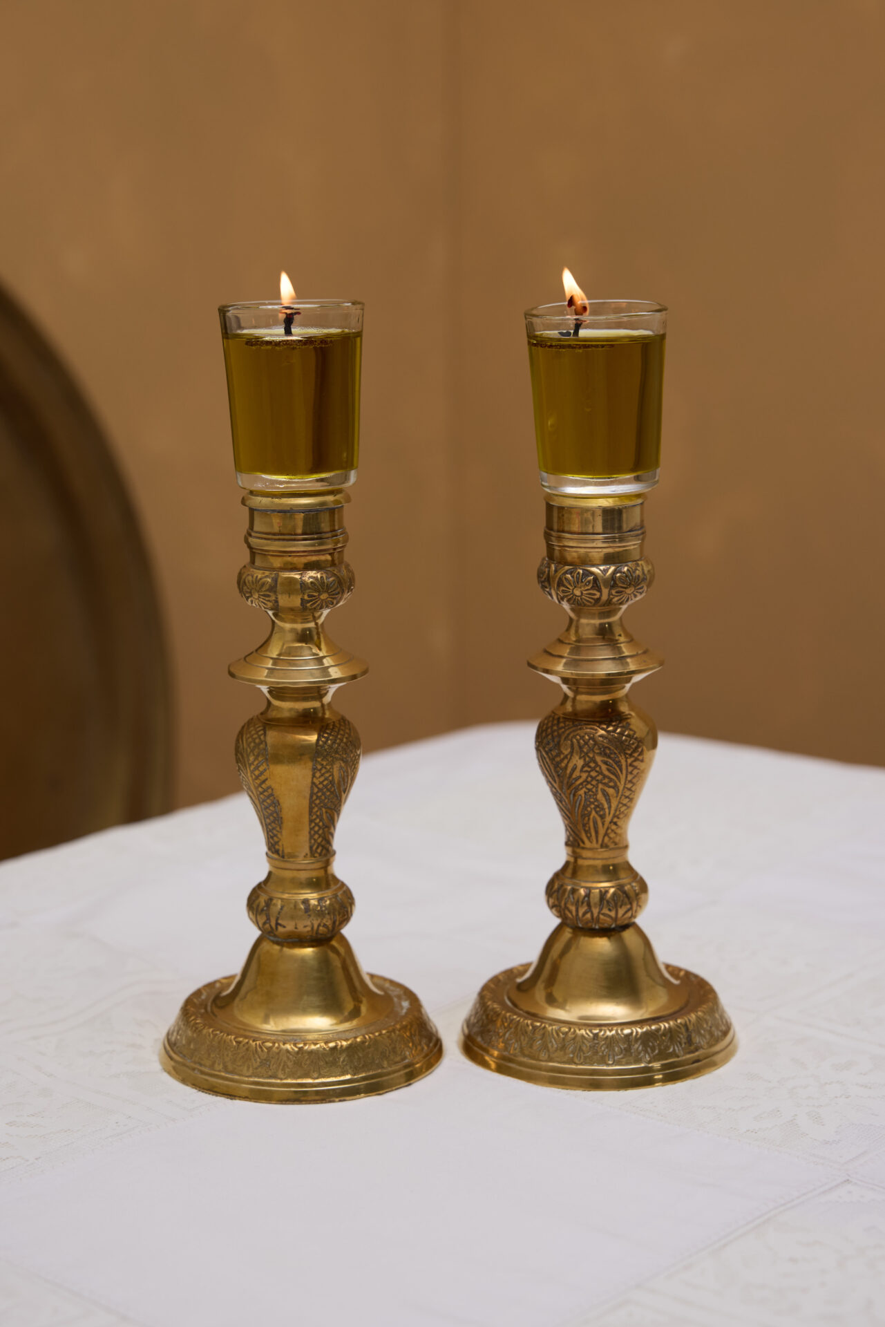 פמוטי נחושת עתיקים לשבת , יפייפים ומאירים עשויים נחושת עתיקה בעבודה אמיתית של פעם, בעלי מבנה גבוה ומרשים, עם בסיס מרובע רחב שממנו עולה גוף מדורג ועשיר בקימורים. מרכז הפמוט מעוצב בצורה מלאה ומעוגלת, מוקף בחגורה גיאומטרית בולטת, וממשיך כלפי מעלה בקווים ישרים ומדויקים. שילוב הצורות המעוגלות והזוויתיות מעניק לזוג נוכחות חזקה, קלאסית ועל־זמנית. מכניסים לבית אור קדושה ויופי.