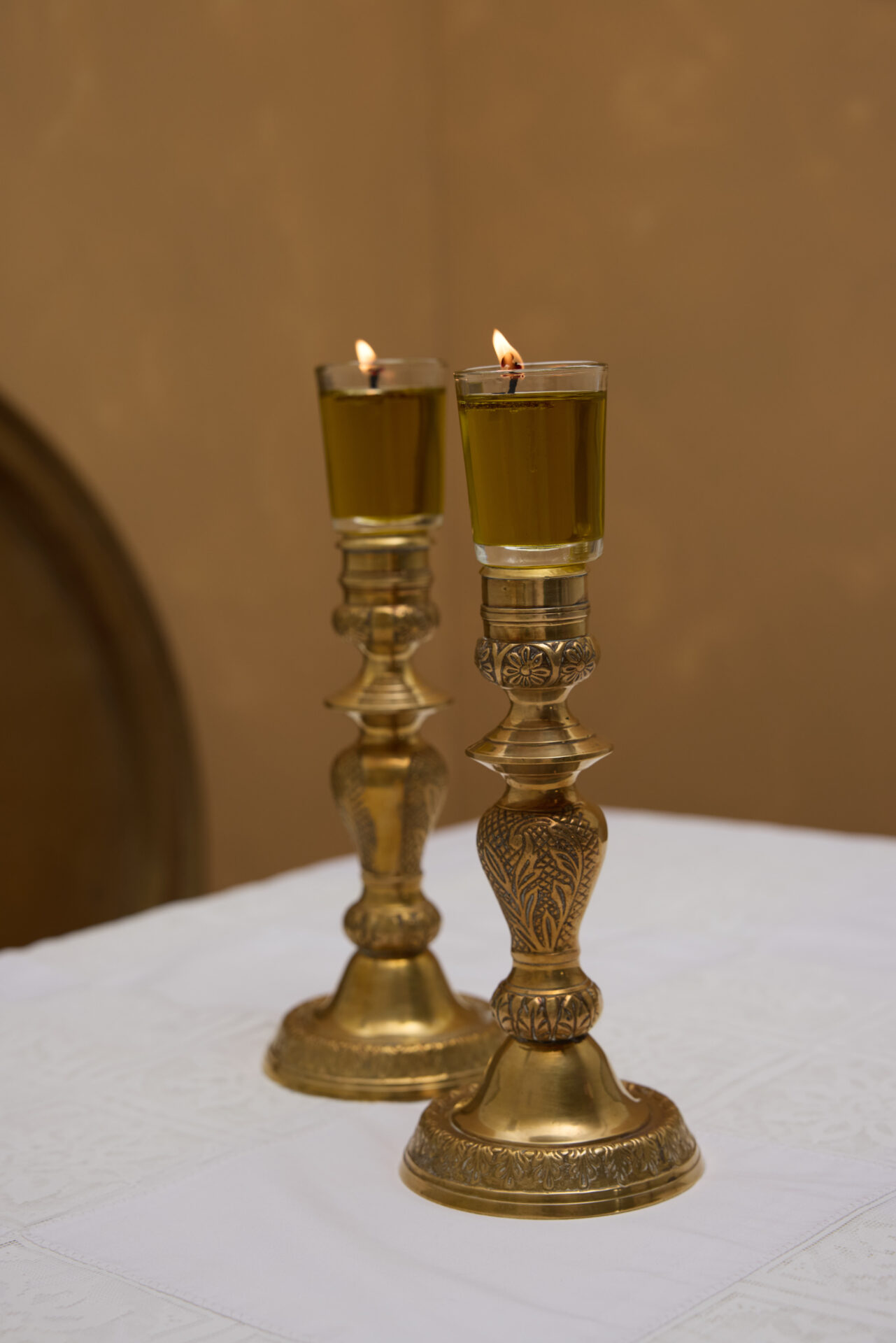 פמוטי נחושת עתיקים לשבת , יפייפים ומאירים עשויים נחושת עתיקה בעבודה אמיתית של פעם, בעלי מבנה גבוה ומרשים, עם בסיס מרובע רחב שממנו עולה גוף מדורג ועשיר בקימורים. מרכז הפמוט מעוצב בצורה מלאה ומעוגלת, מוקף בחגורה גיאומטרית בולטת, וממשיך כלפי מעלה בקווים ישרים ומדויקים. שילוב הצורות המעוגלות והזוויתיות מעניק לזוג נוכחות חזקה, קלאסית ועל־זמנית. מכניסים לבית אור קדושה ויופי.